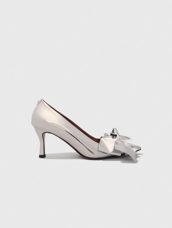 Leather pumps with bow detail