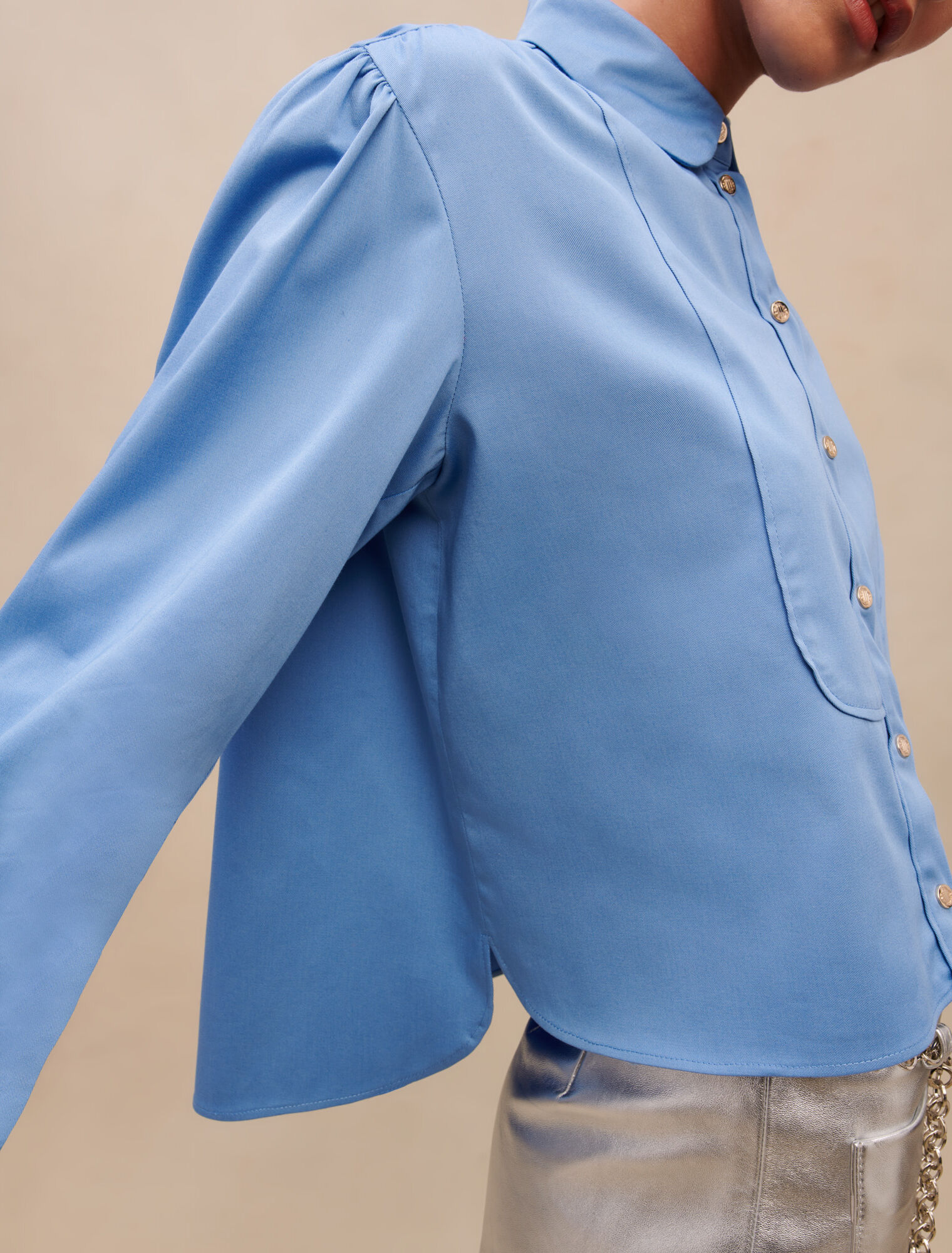 Cropped blue shirt