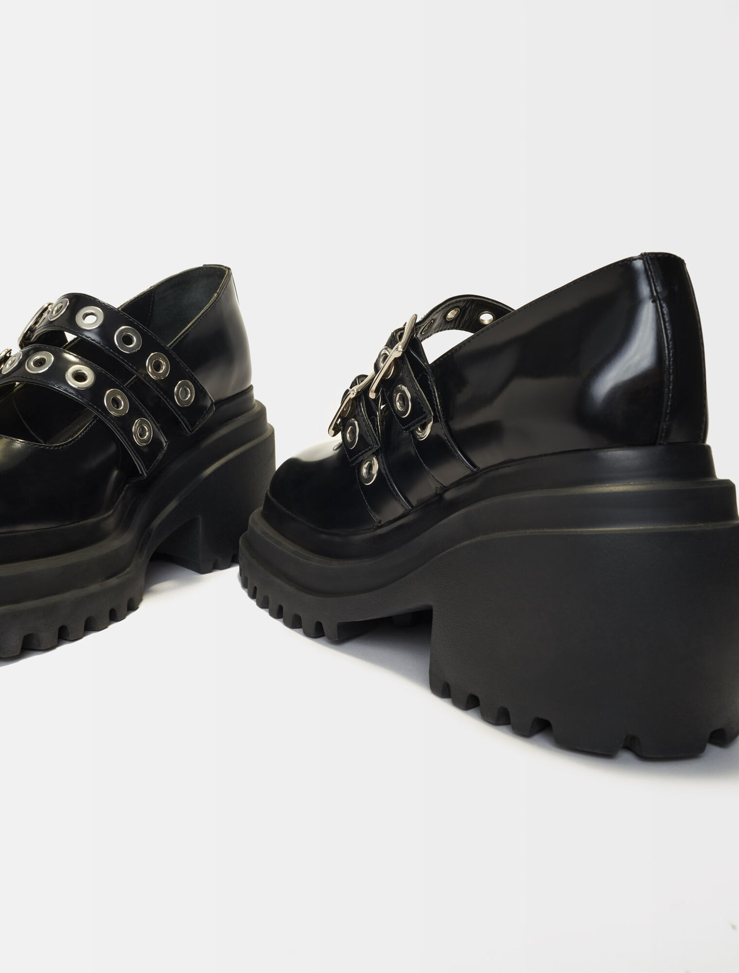 Platform babies with silver eyelets