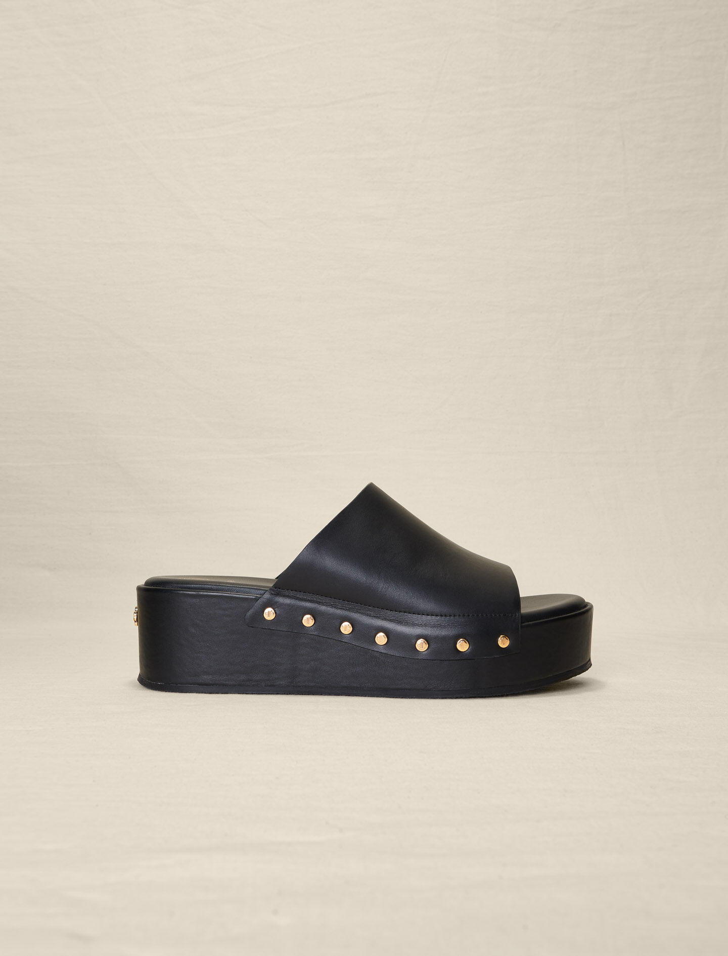 Wedge sandals with rivets