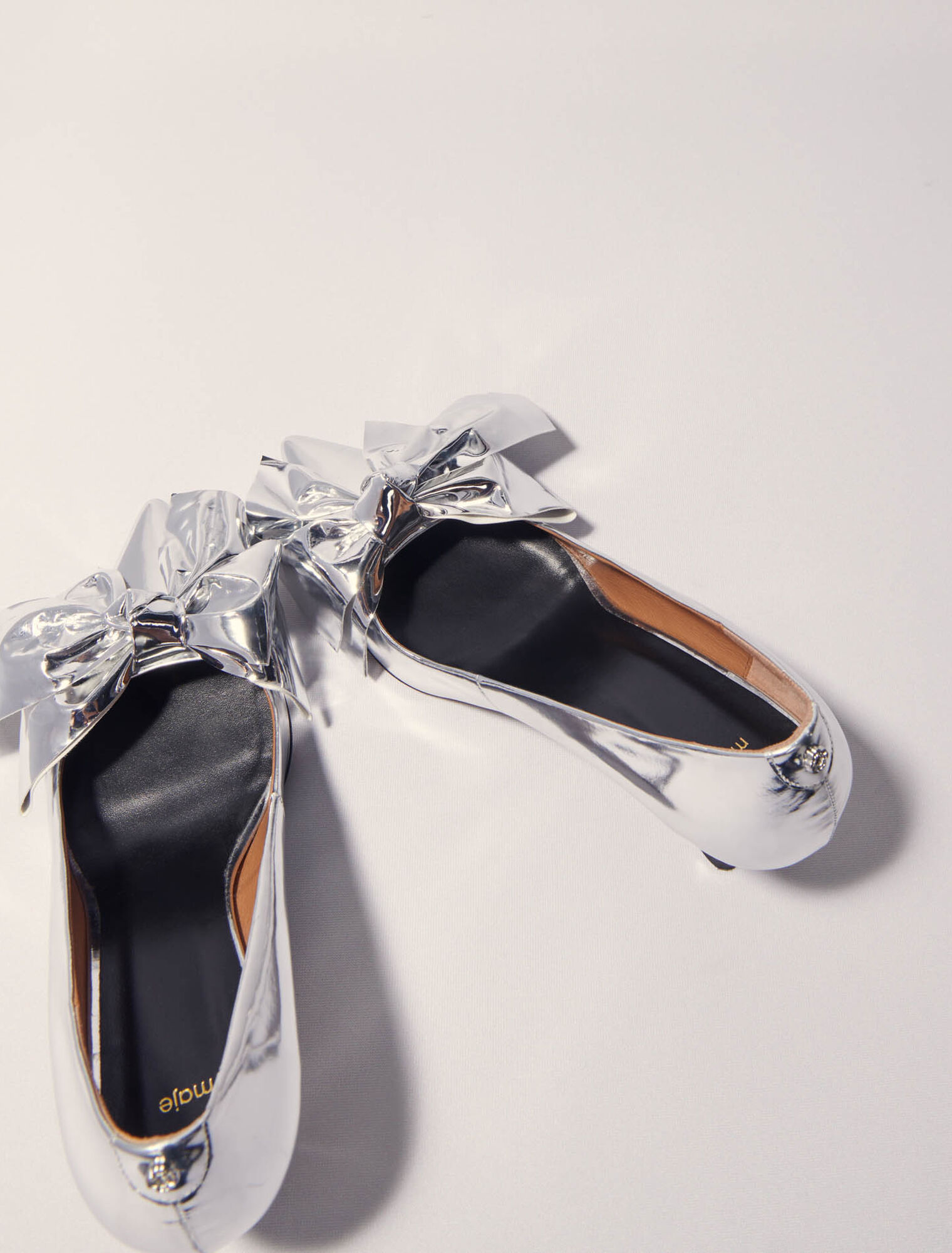 Leather pumps with bow detail