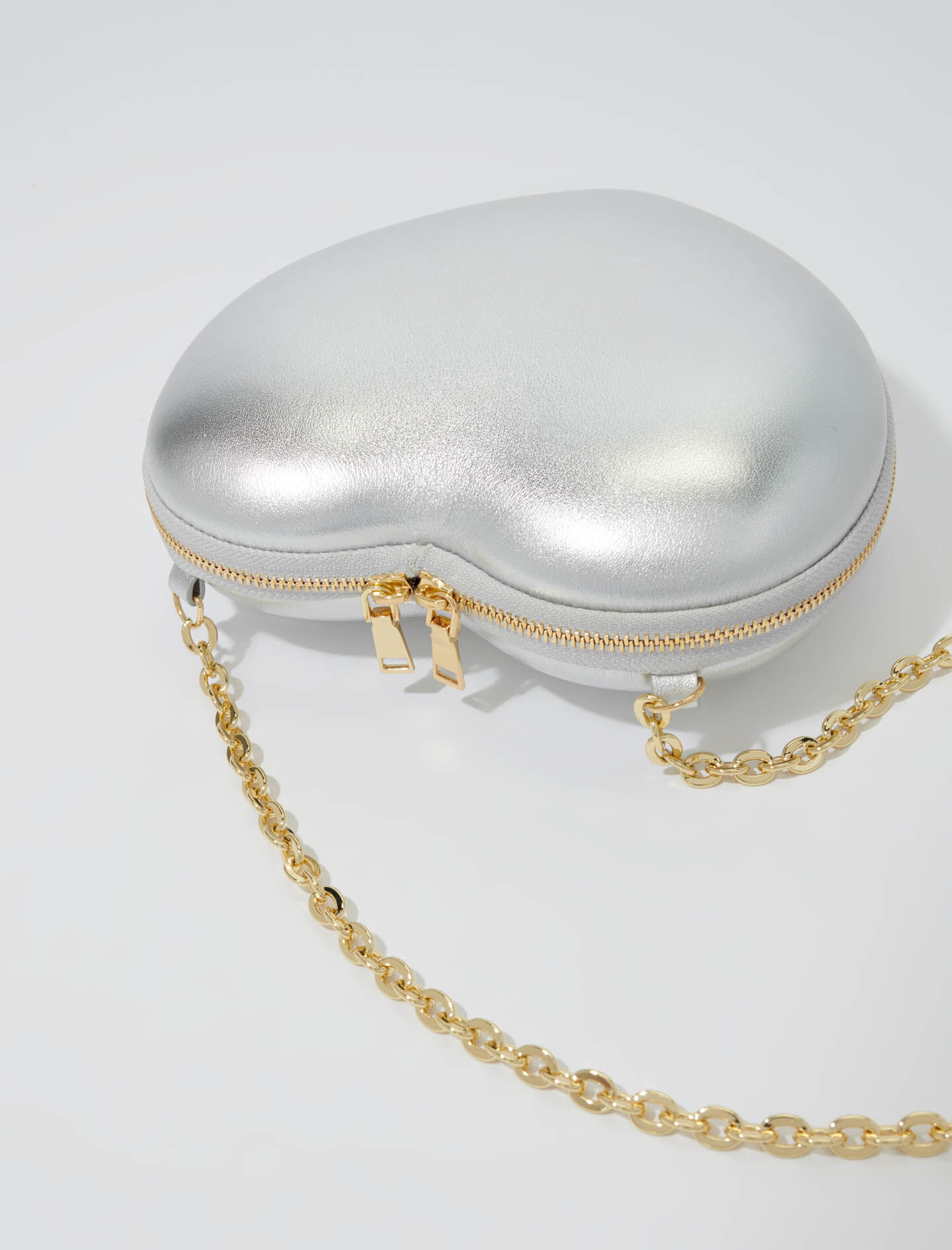 【MAJE】メタリックレザー ハートバッグ チェーンストラップ付き Quilted metallic heart purse Black / Gray For Women | Maje