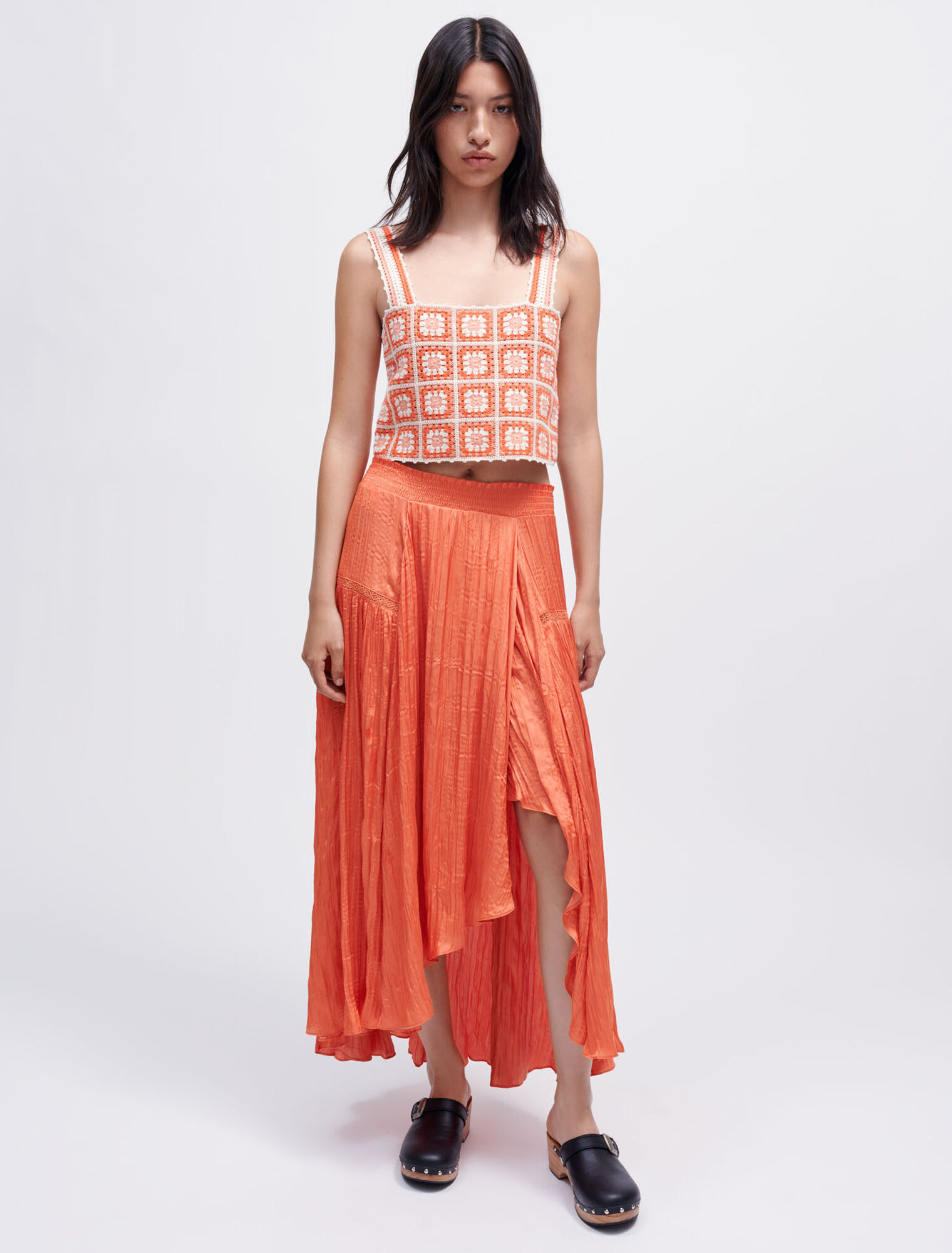 Crinkle-effect satin skirt