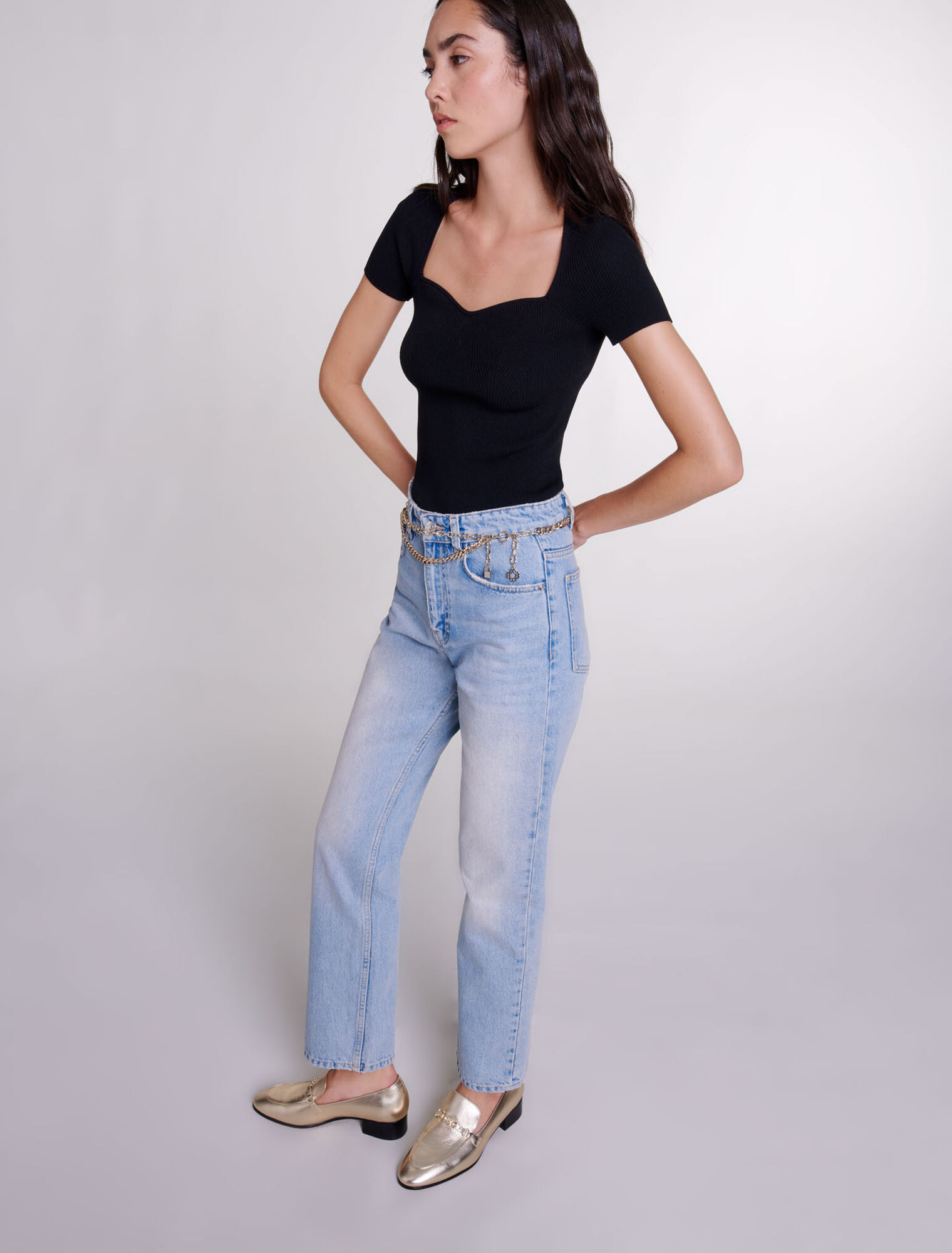 Straight jeans with jewellery belt
