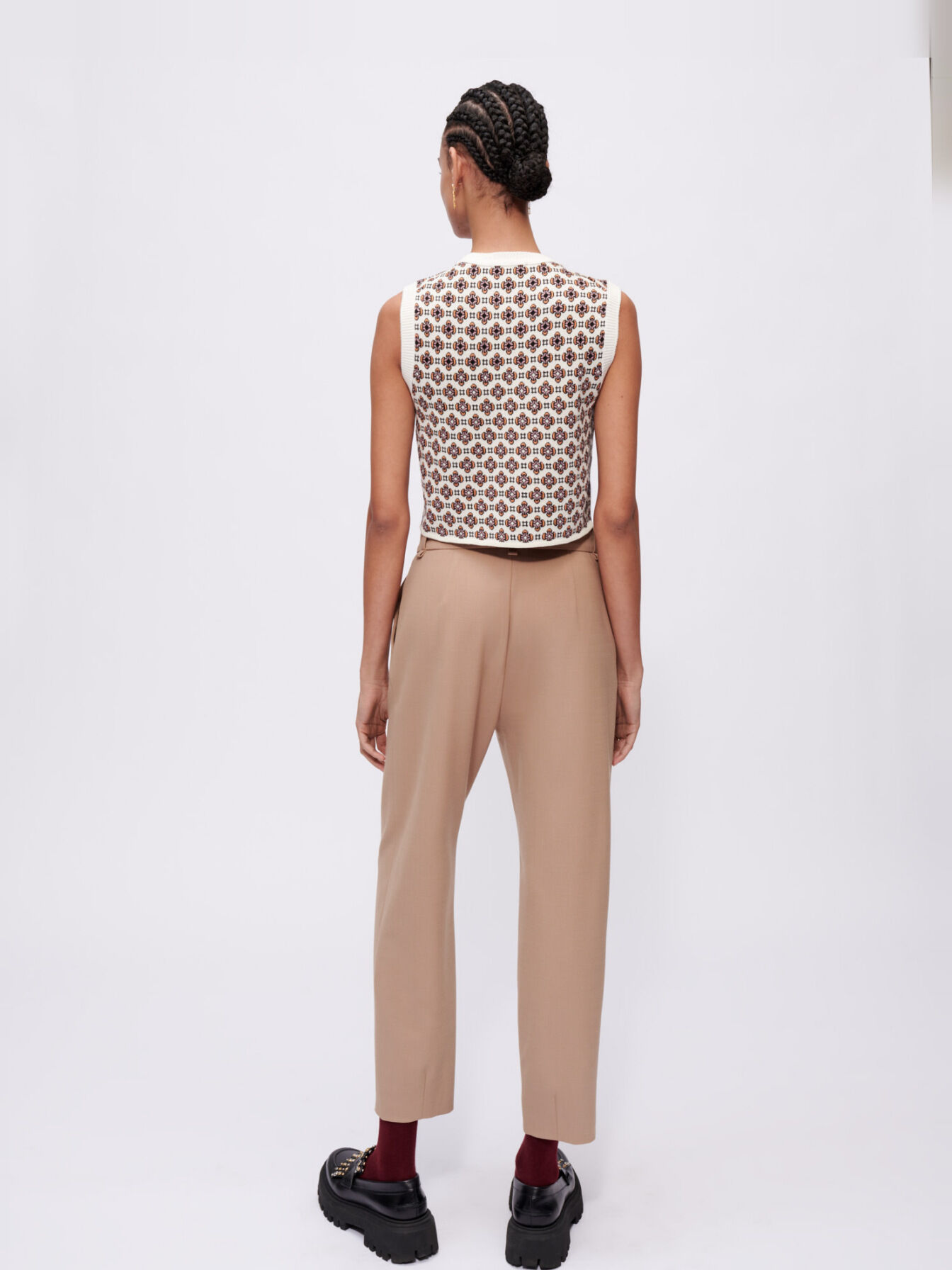Contrasting jacquard sleeveless jumper