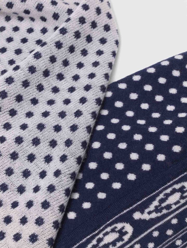 Reversible triangle scarf