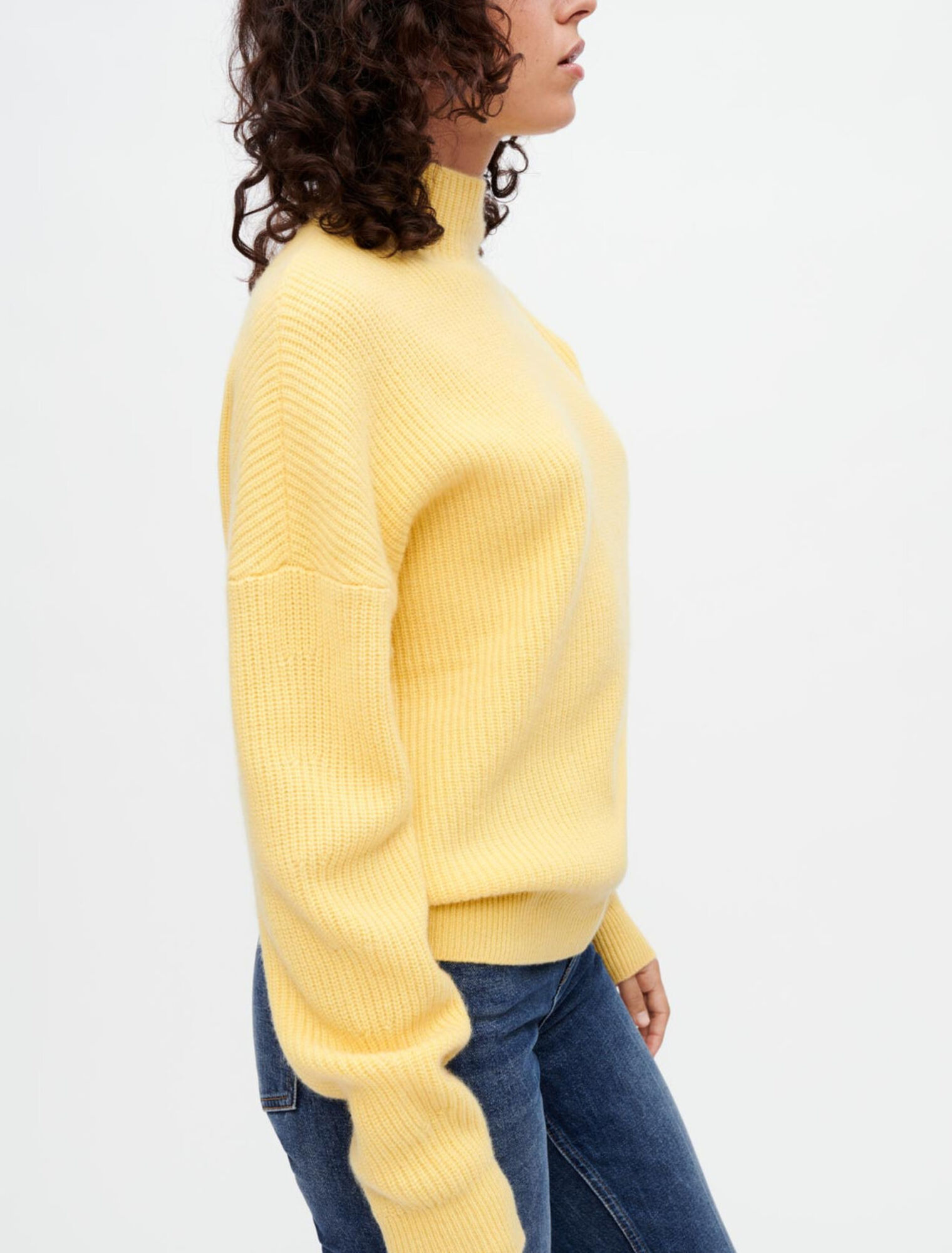 Cashmere pullover with gold fasteners