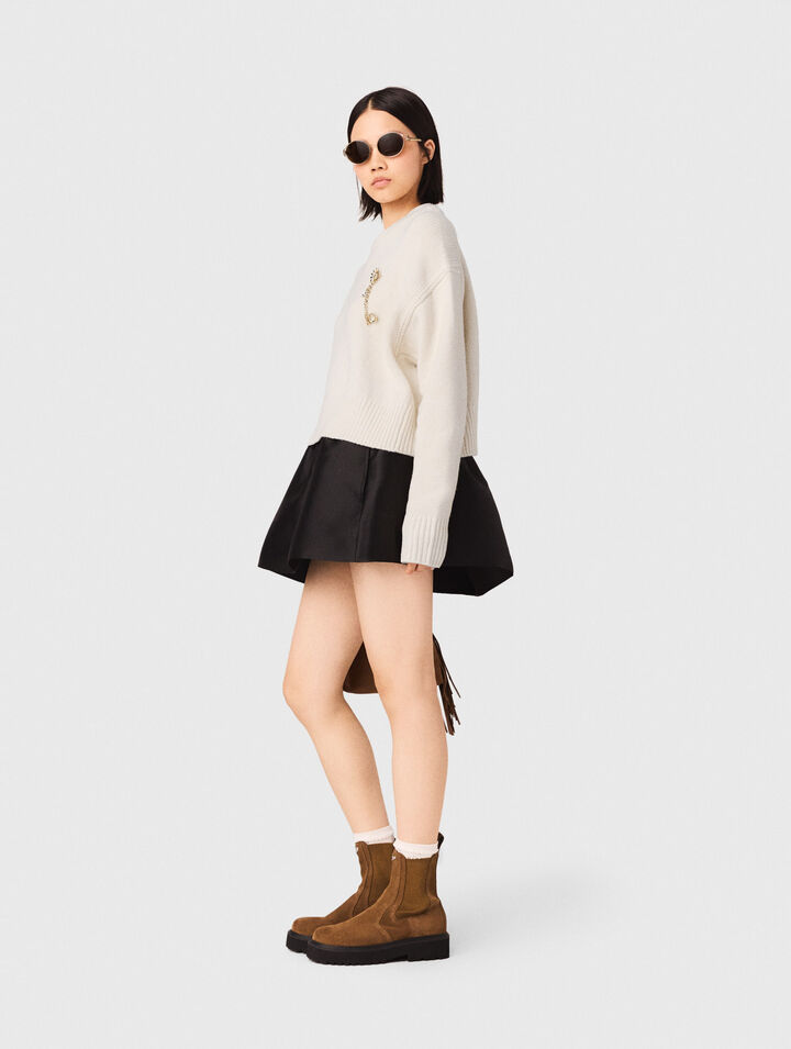 Jumper with floral brooch