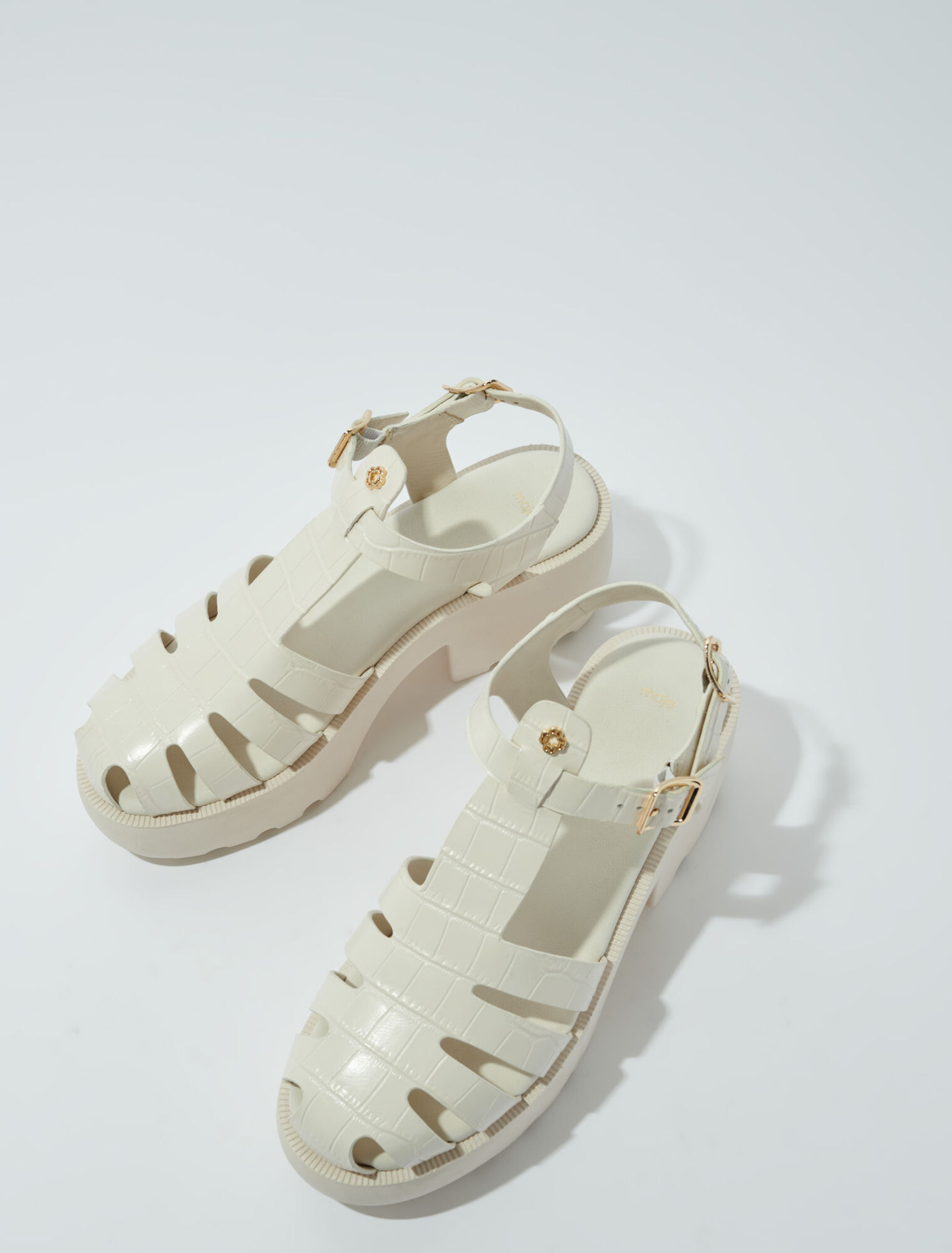 Leather sandals with tread