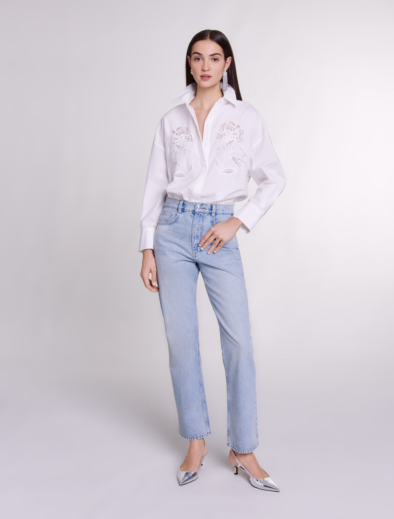 Straight jeans with jewellery belt