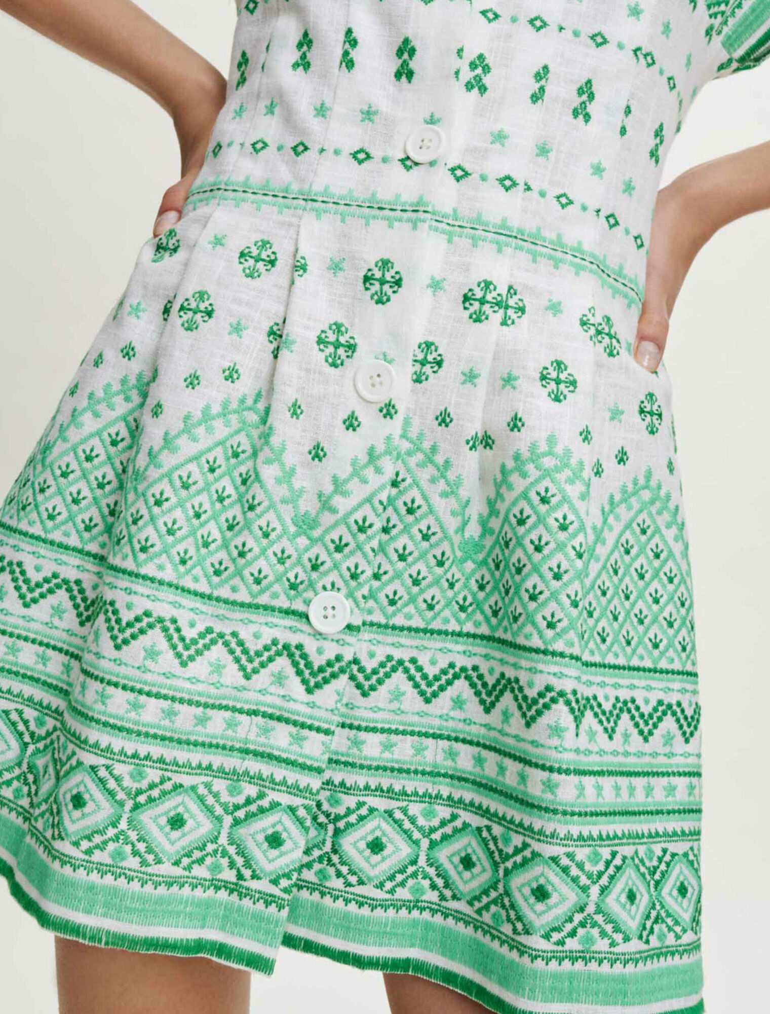 Guipure dress with opening at the waist