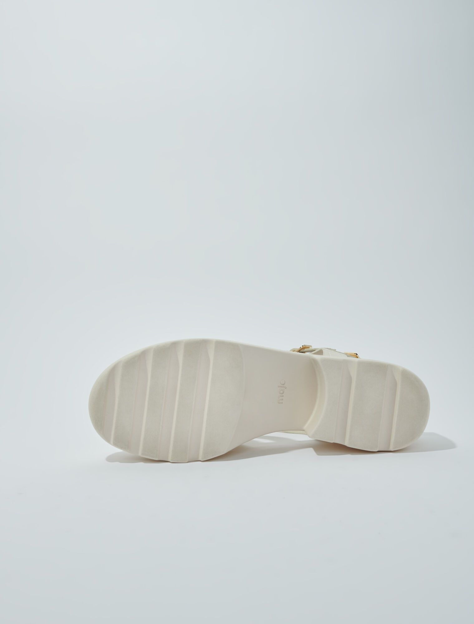 Leather sandals with tread