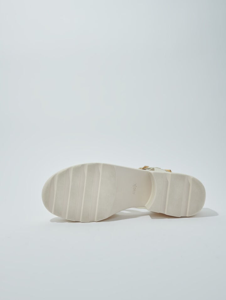 Leather sandals with tread