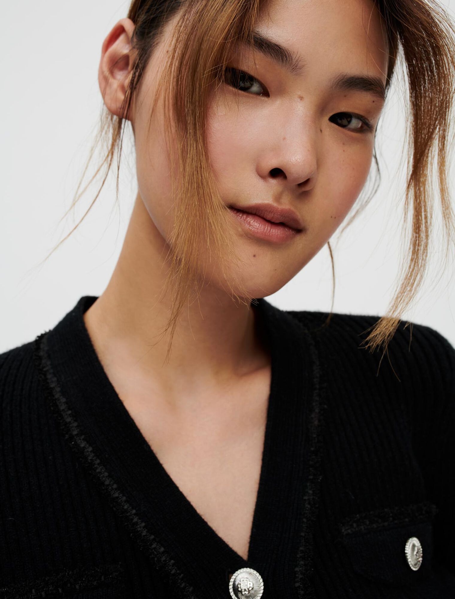 Close-fitting knit cardigan