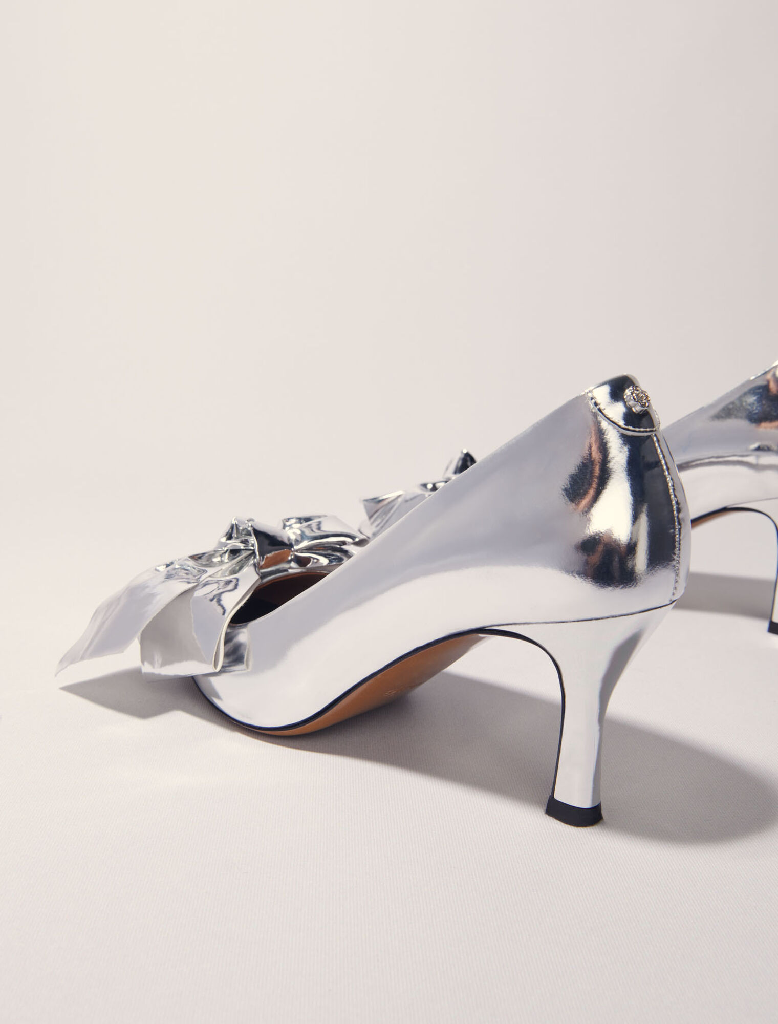 Leather pumps with bow detail