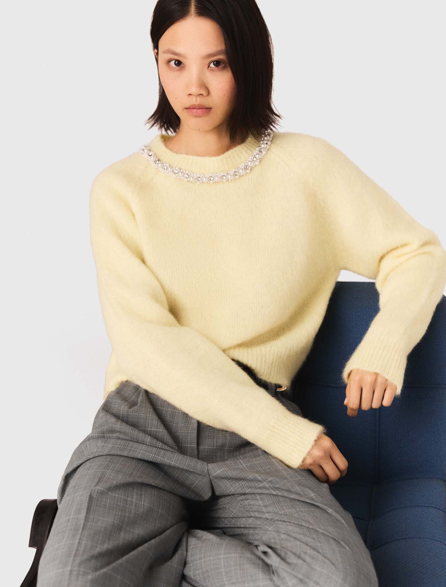 Sweater with jewelry collar