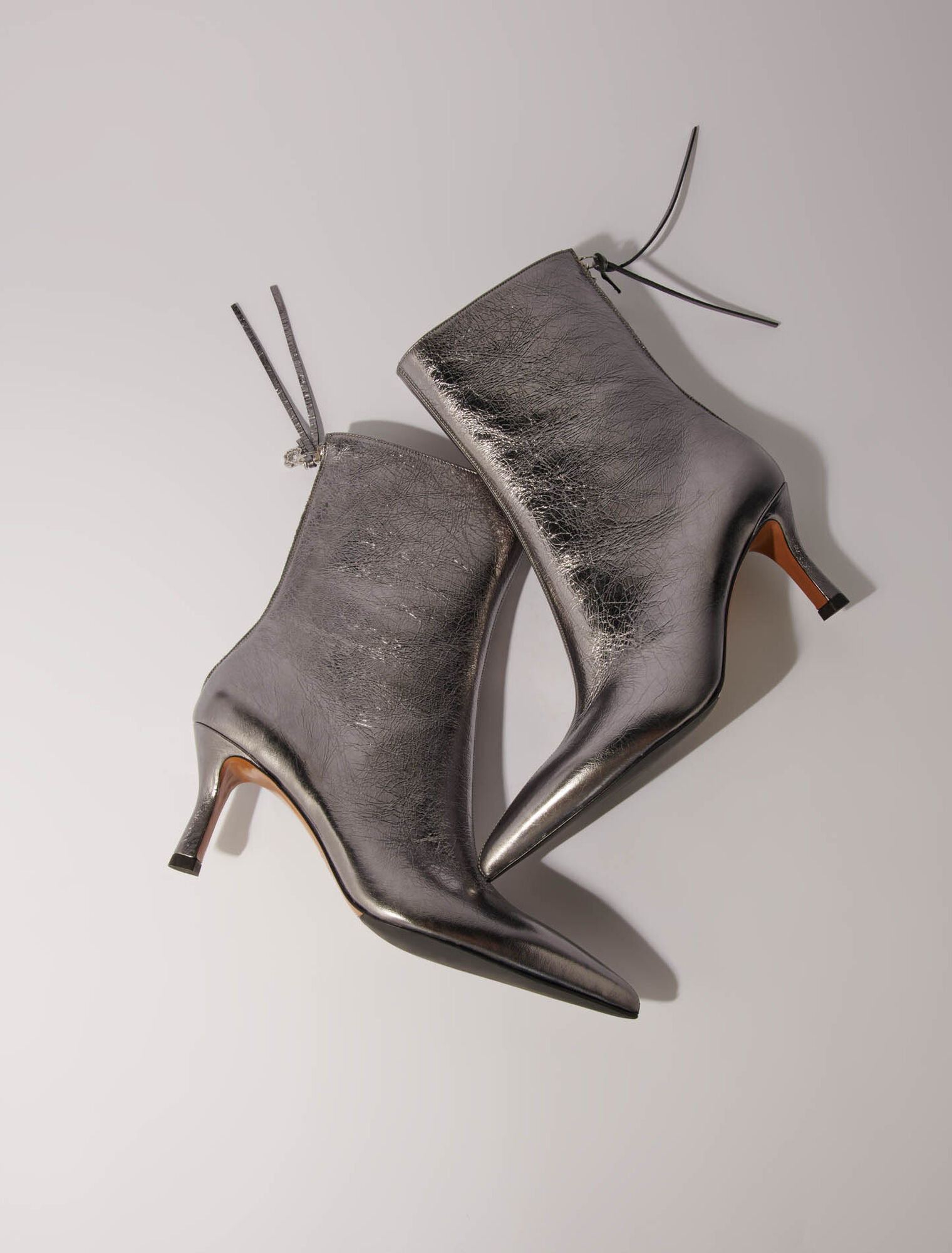 Metallic pointed-toe boots