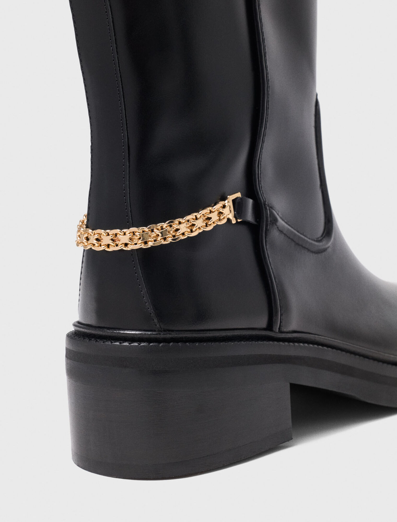 Flat leather boots with chain