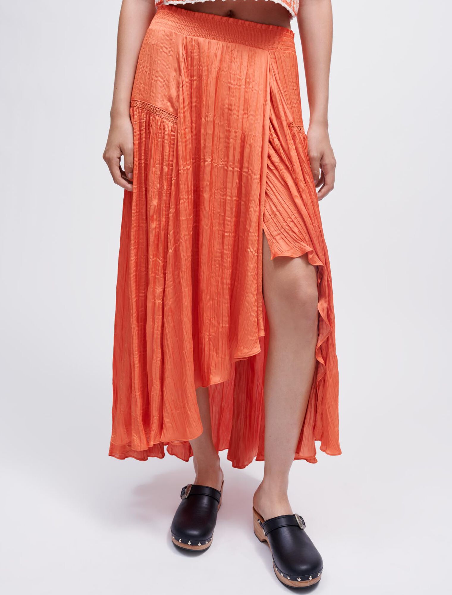 Crinkle-effect satin skirt