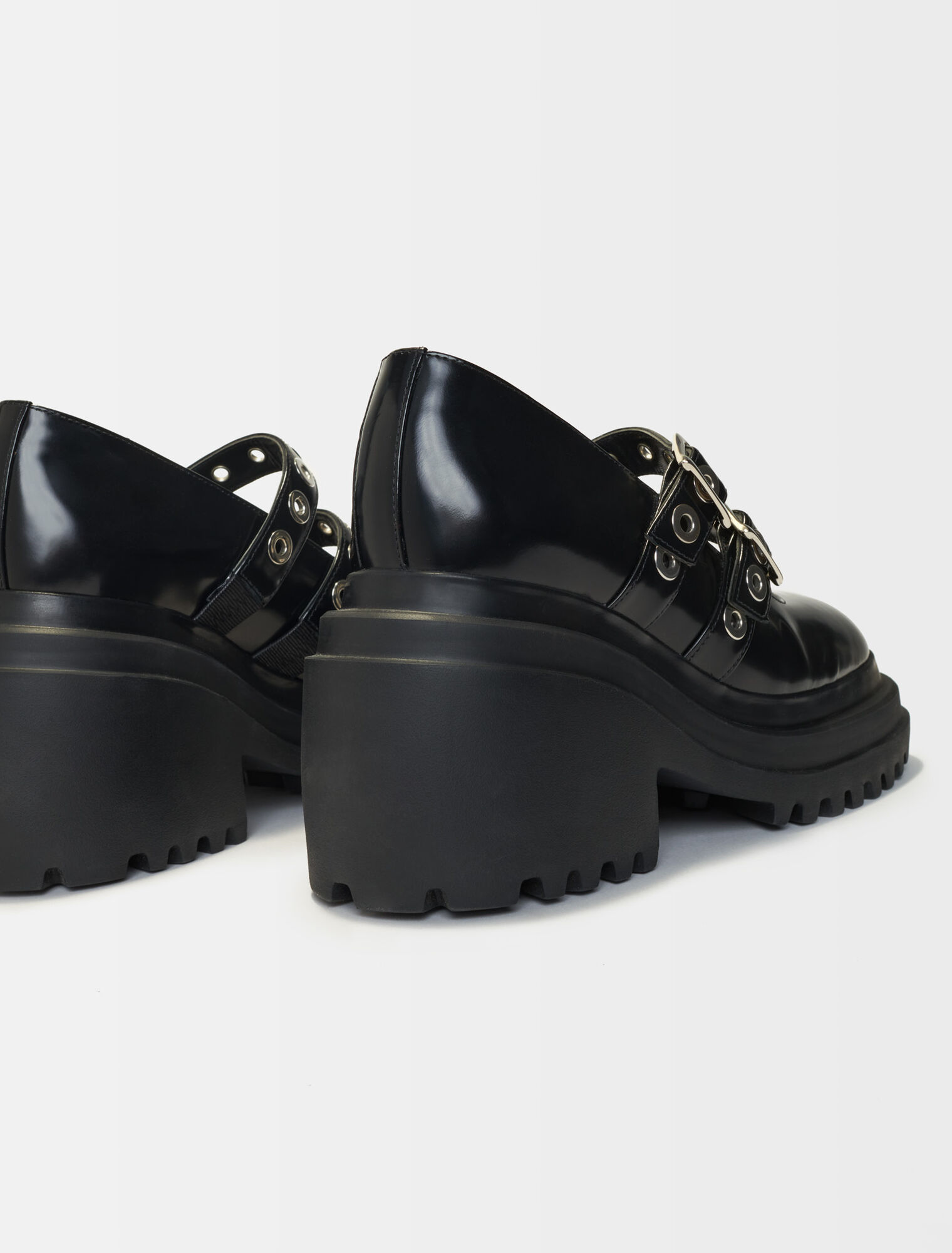 Platform babies with silver eyelets