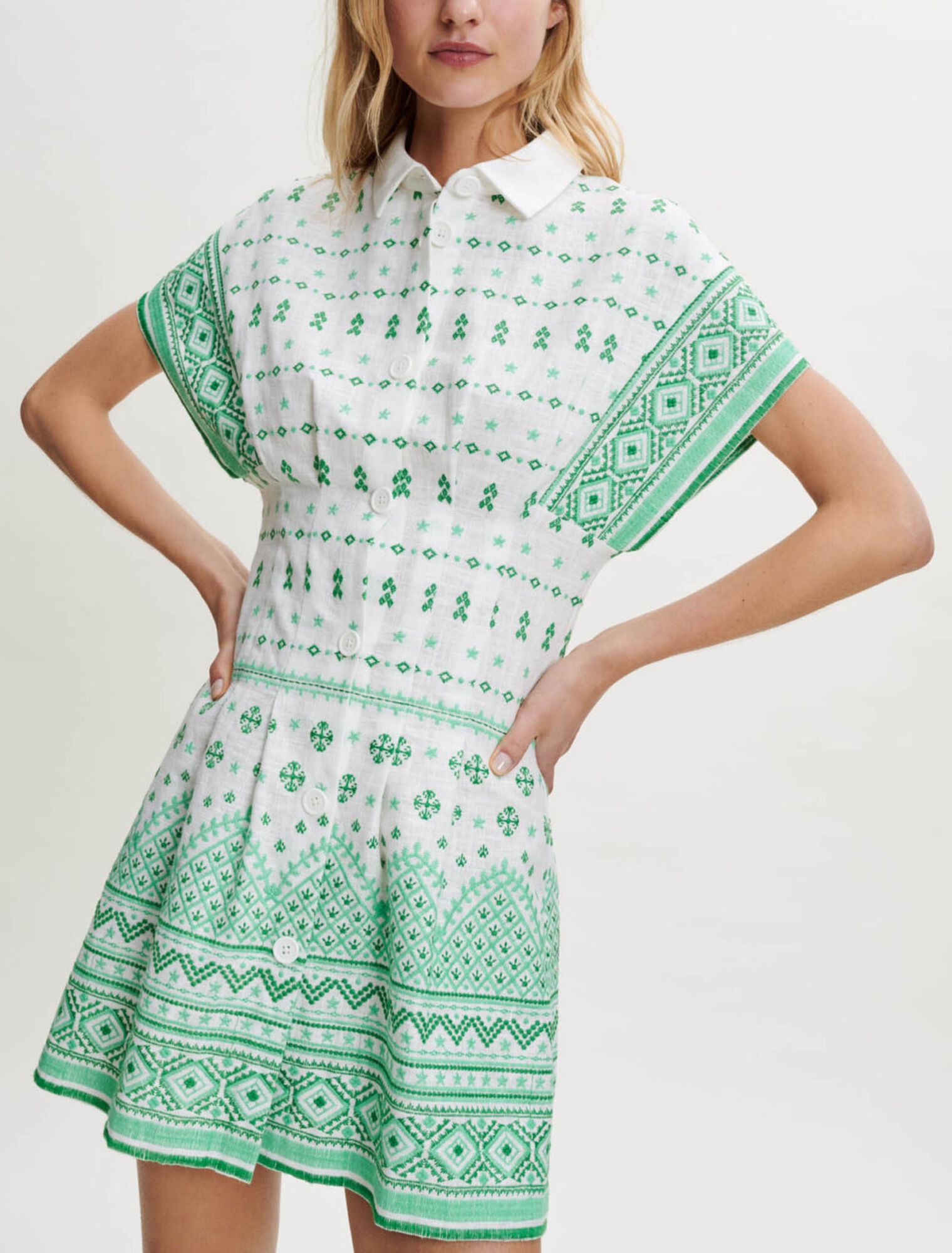 Guipure dress with opening at the waist