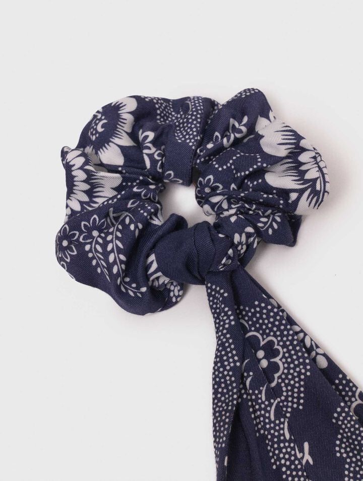 Printed scrunchie with twill