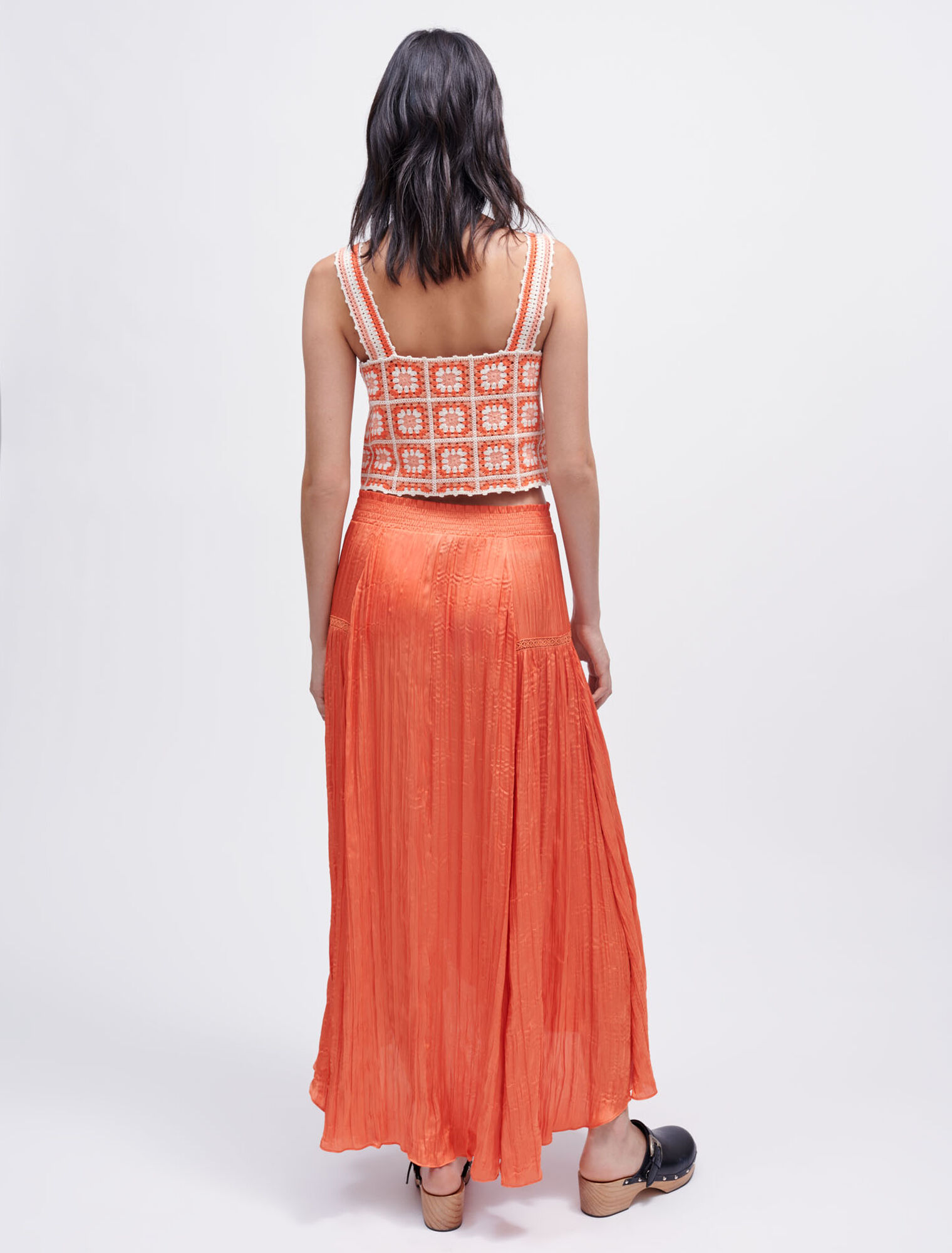 Crinkle-effect satin skirt