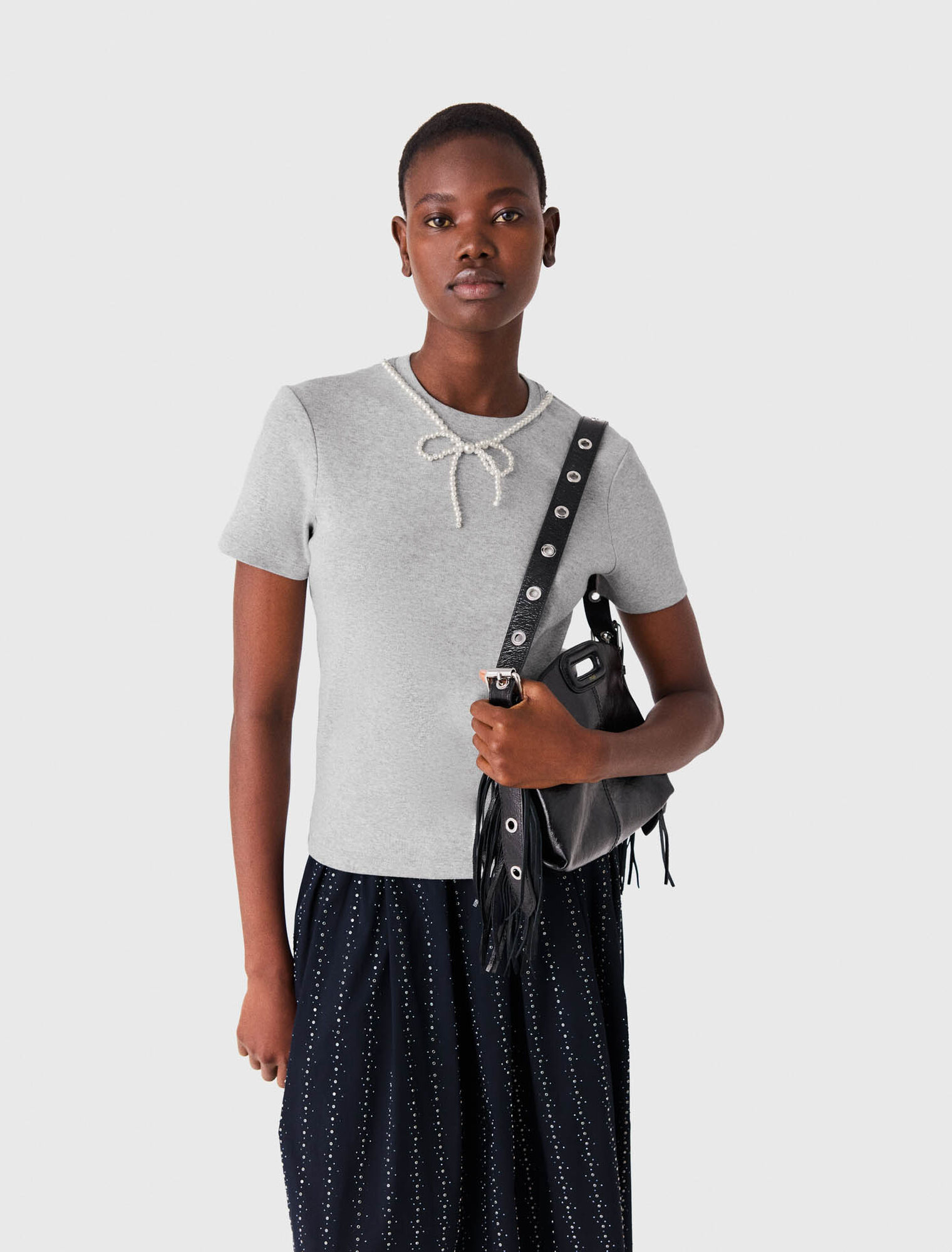 Detachable beaded collar T-shirt
