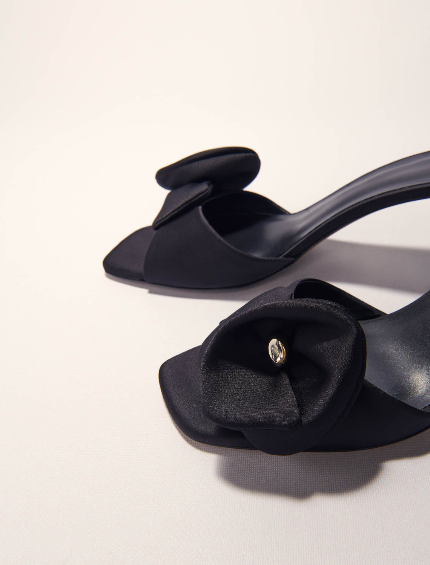 Textile mules with satin flower Black / Gray For Women | Maje