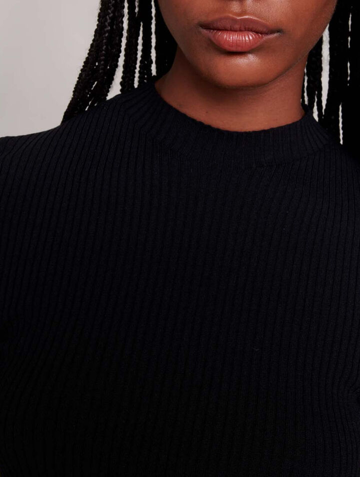 Criss-cross cropped top