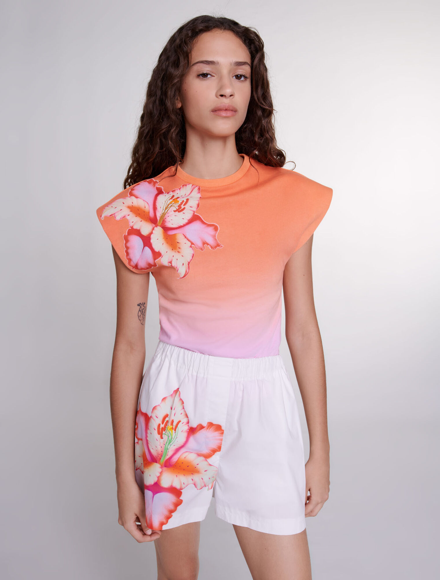 T-shirt with structured shoulders