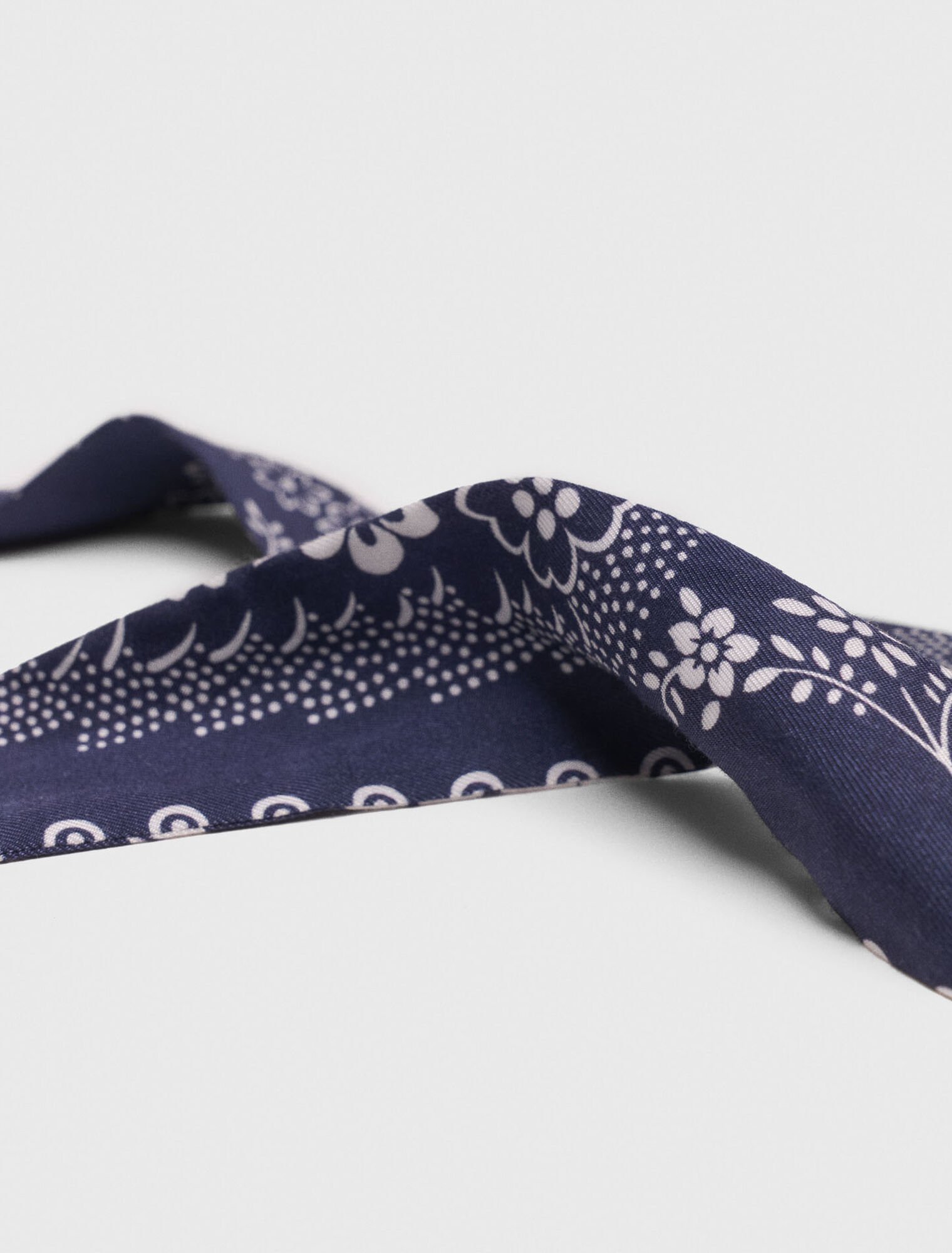 Printed scrunchie with twill