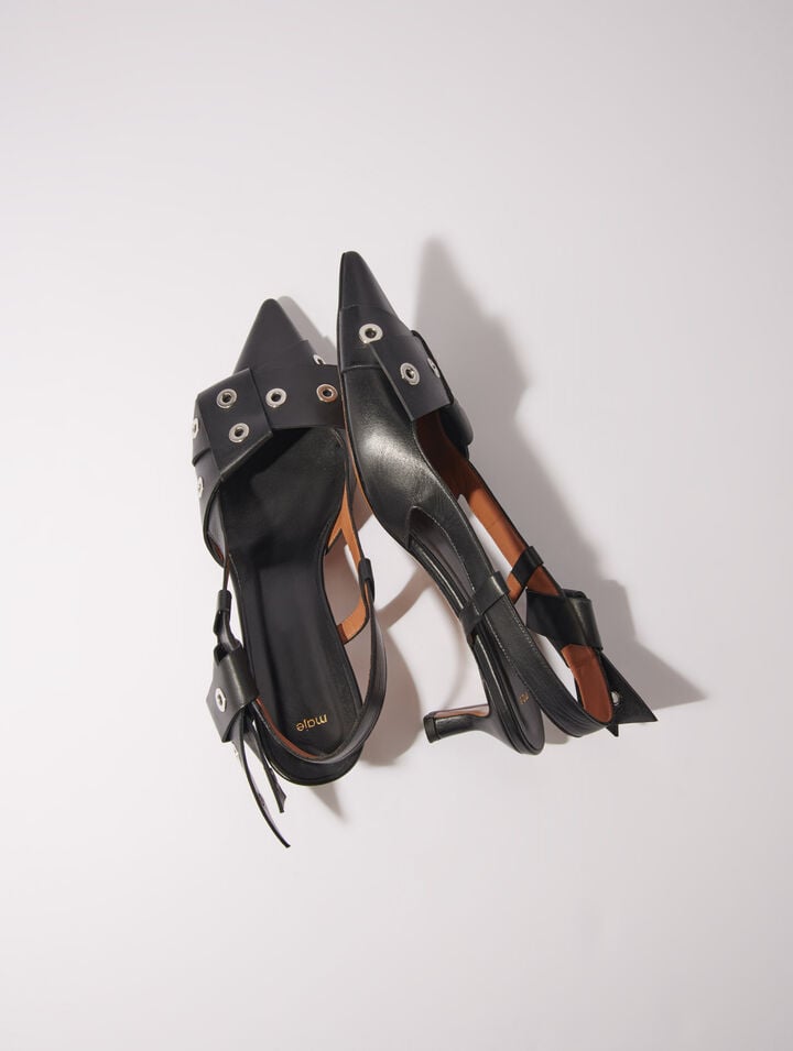Pointed pumps with bow detail
