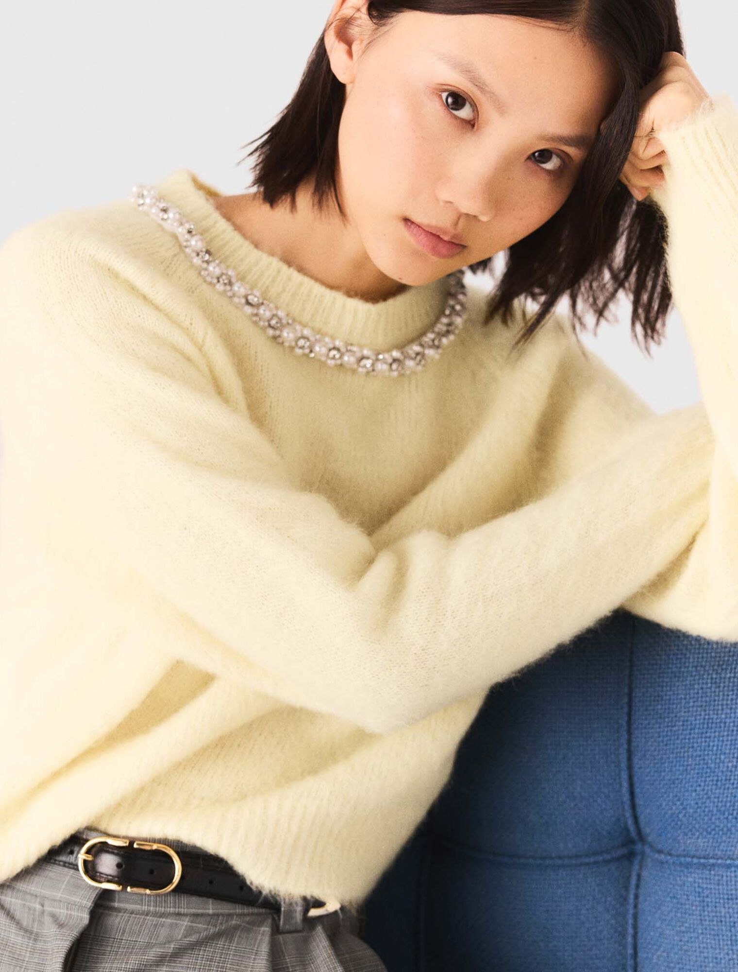 Sweater with jewelry collar