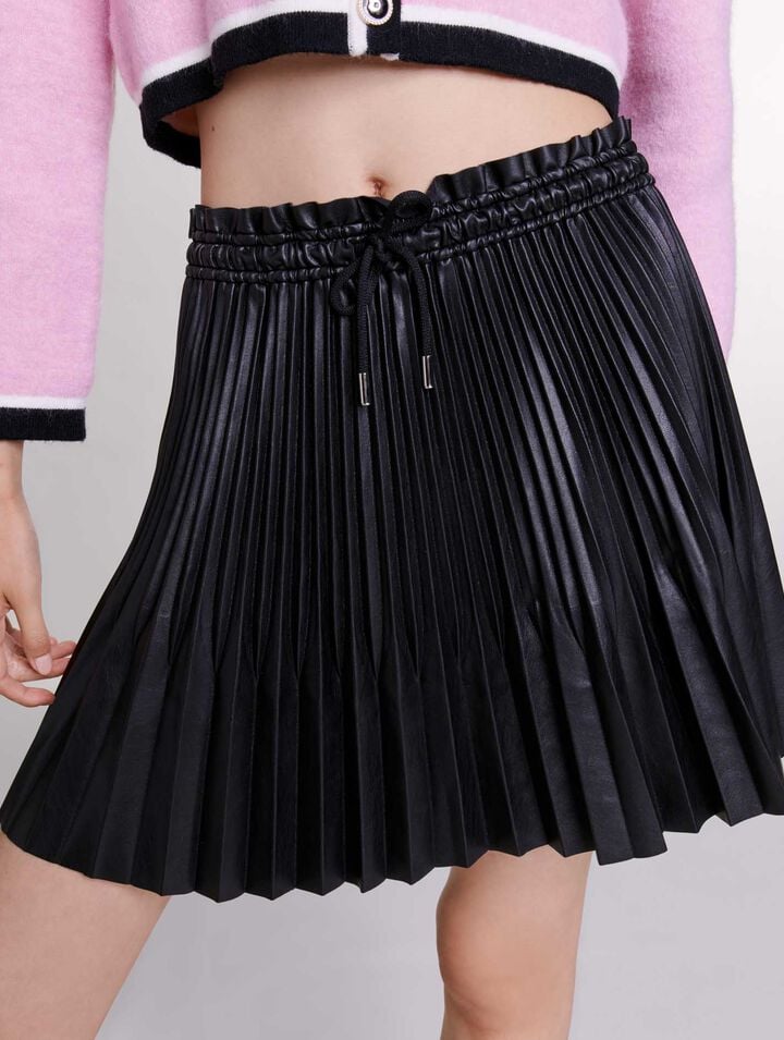 Short pleated skirt