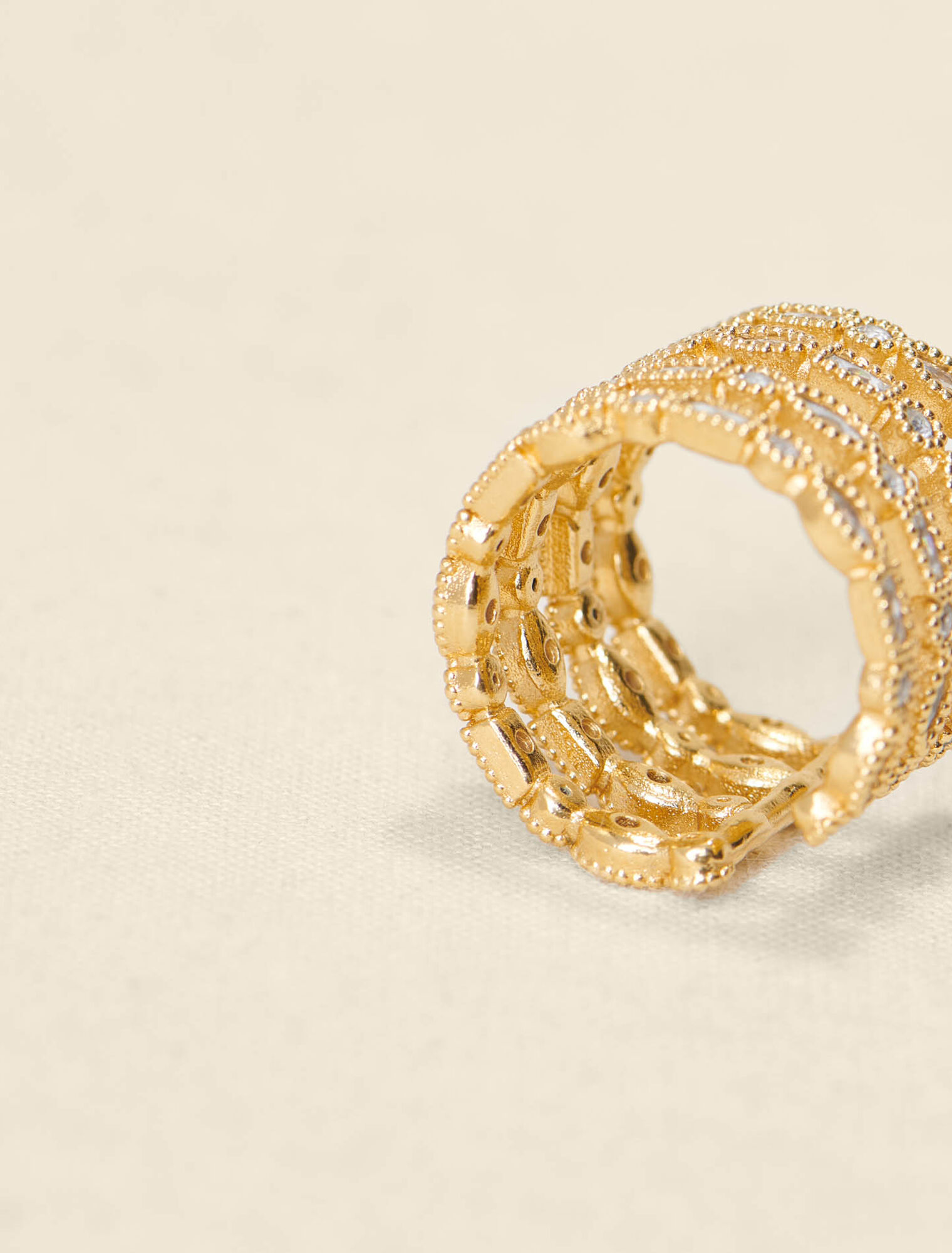 Stone-studded ring 