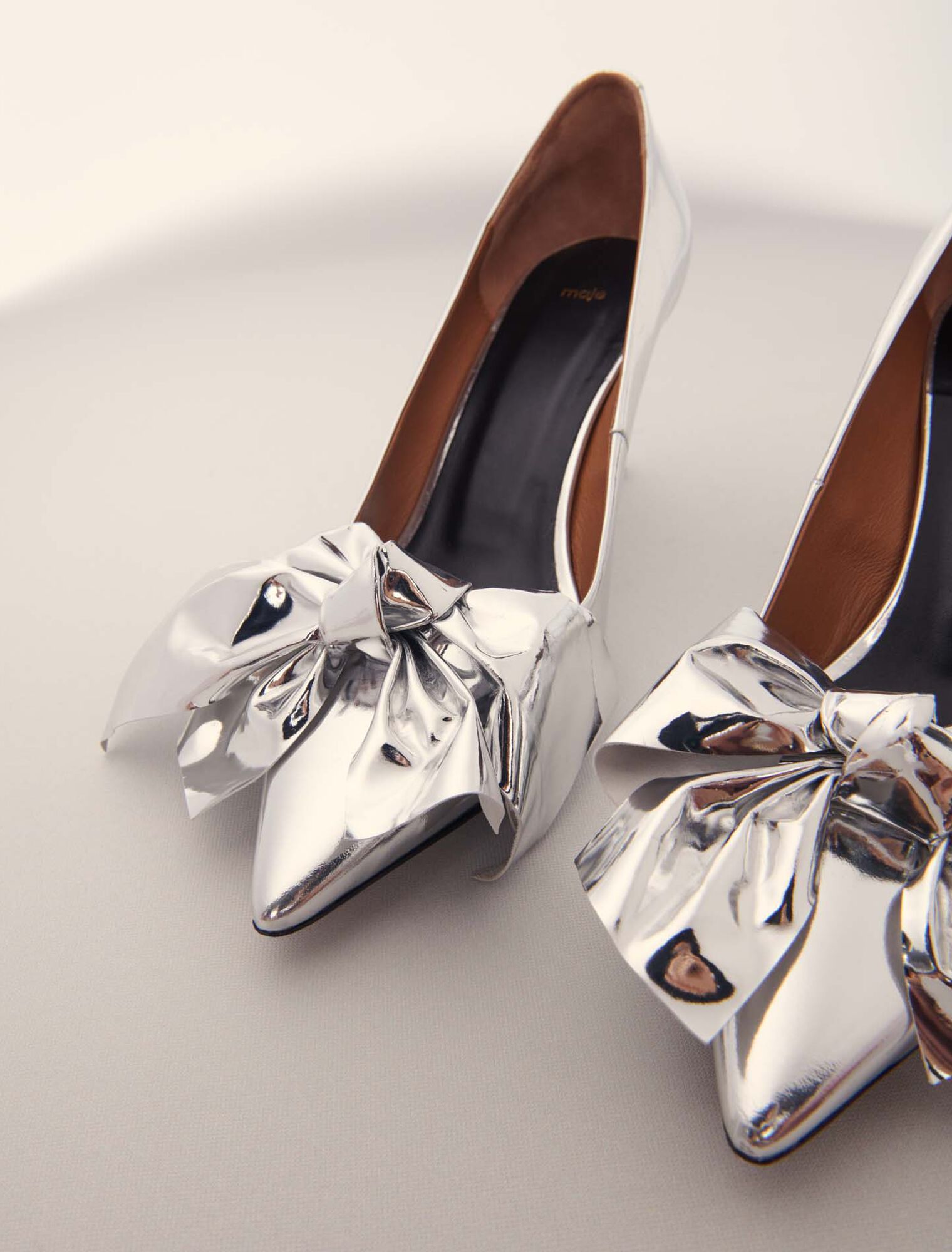Leather pumps with bow detail