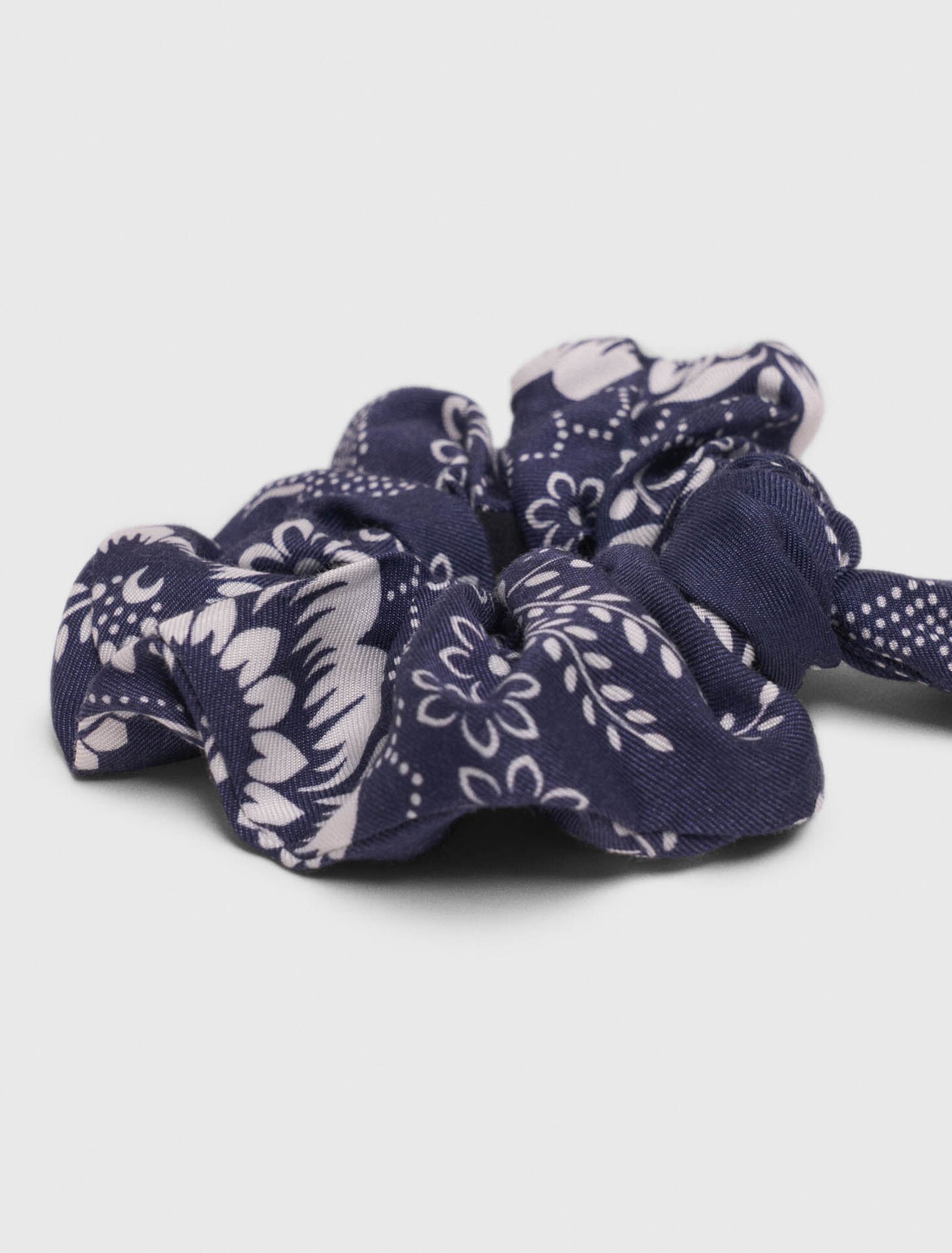 Printed scrunchie with twill