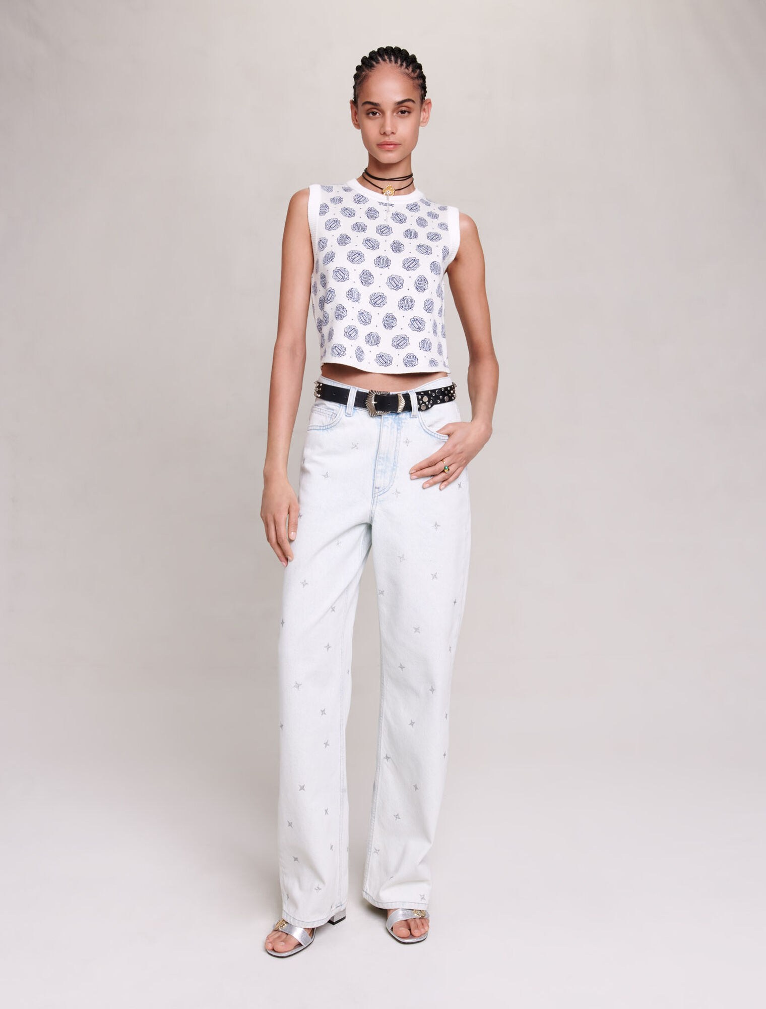 Loose-fitting jeans with rhinestones