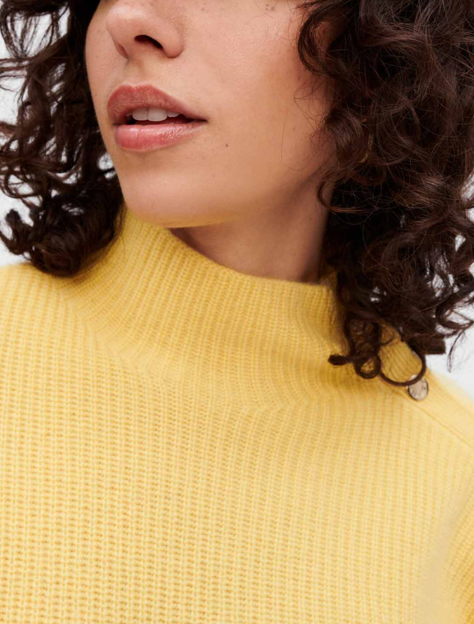Cashmere pullover with gold fasteners