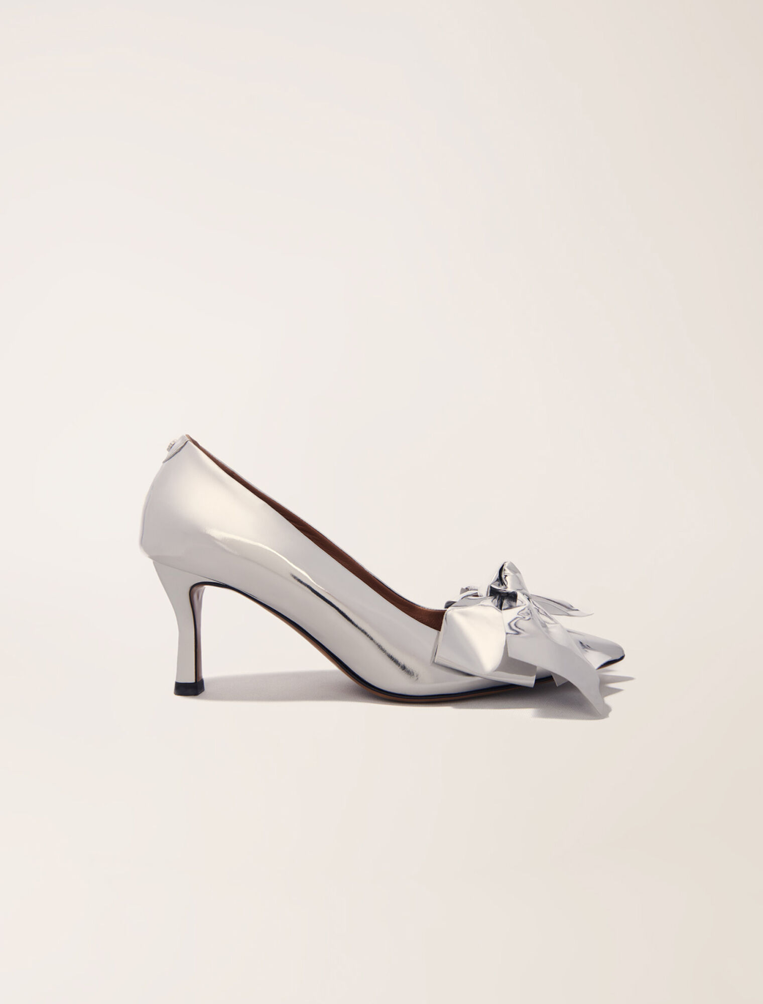 Leather pumps with bow detail