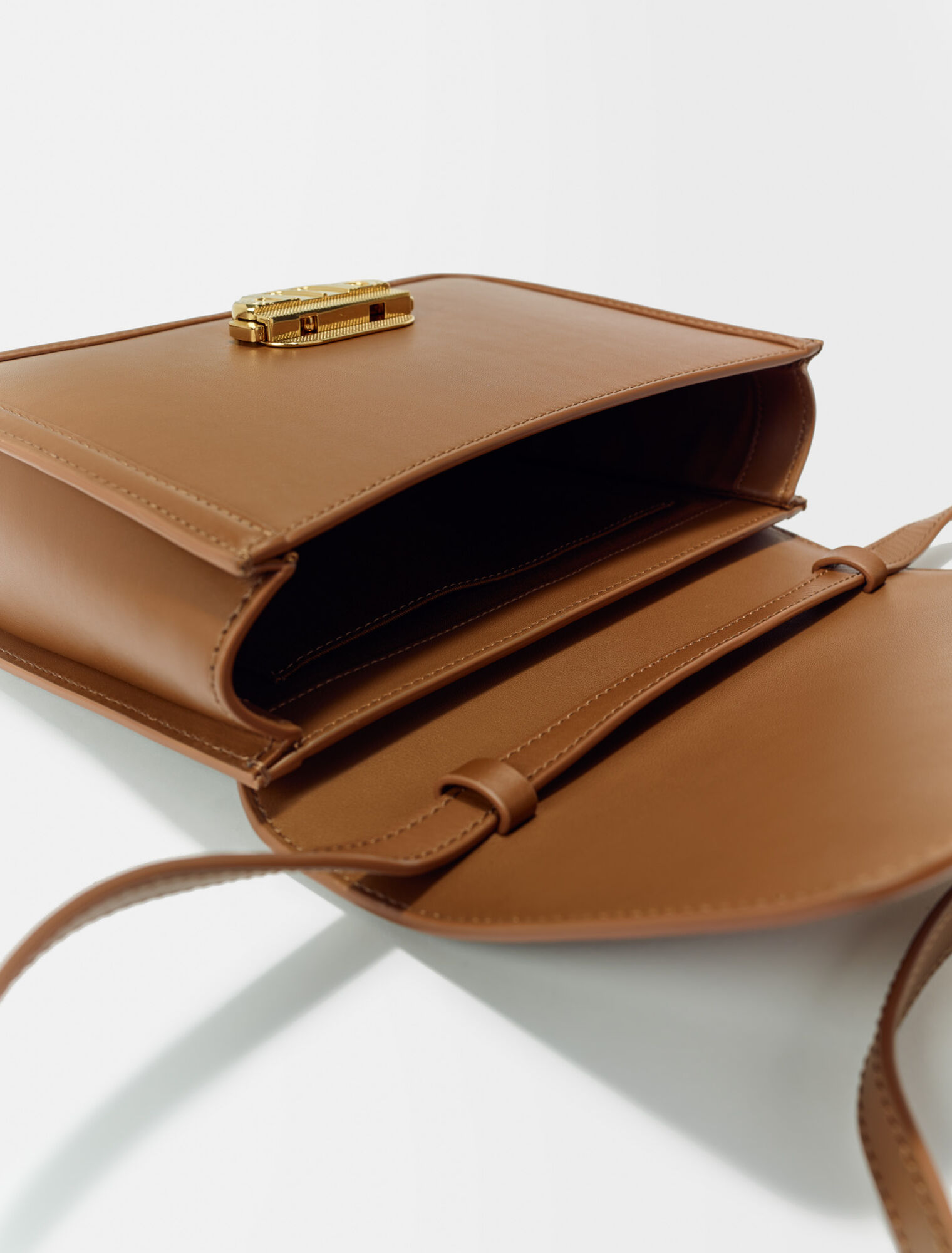 Leather bag with clover clasp
