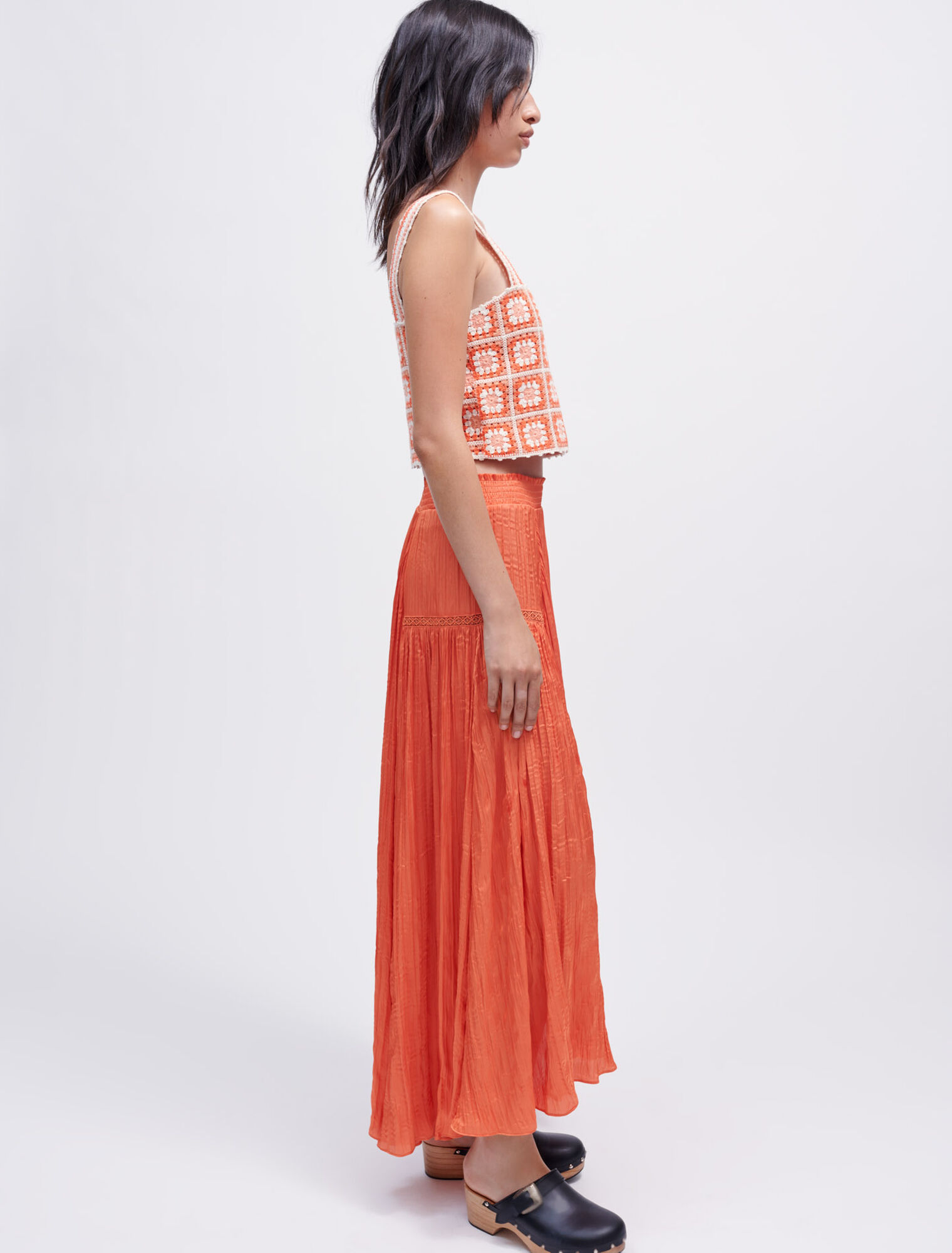Crinkle-effect satin skirt