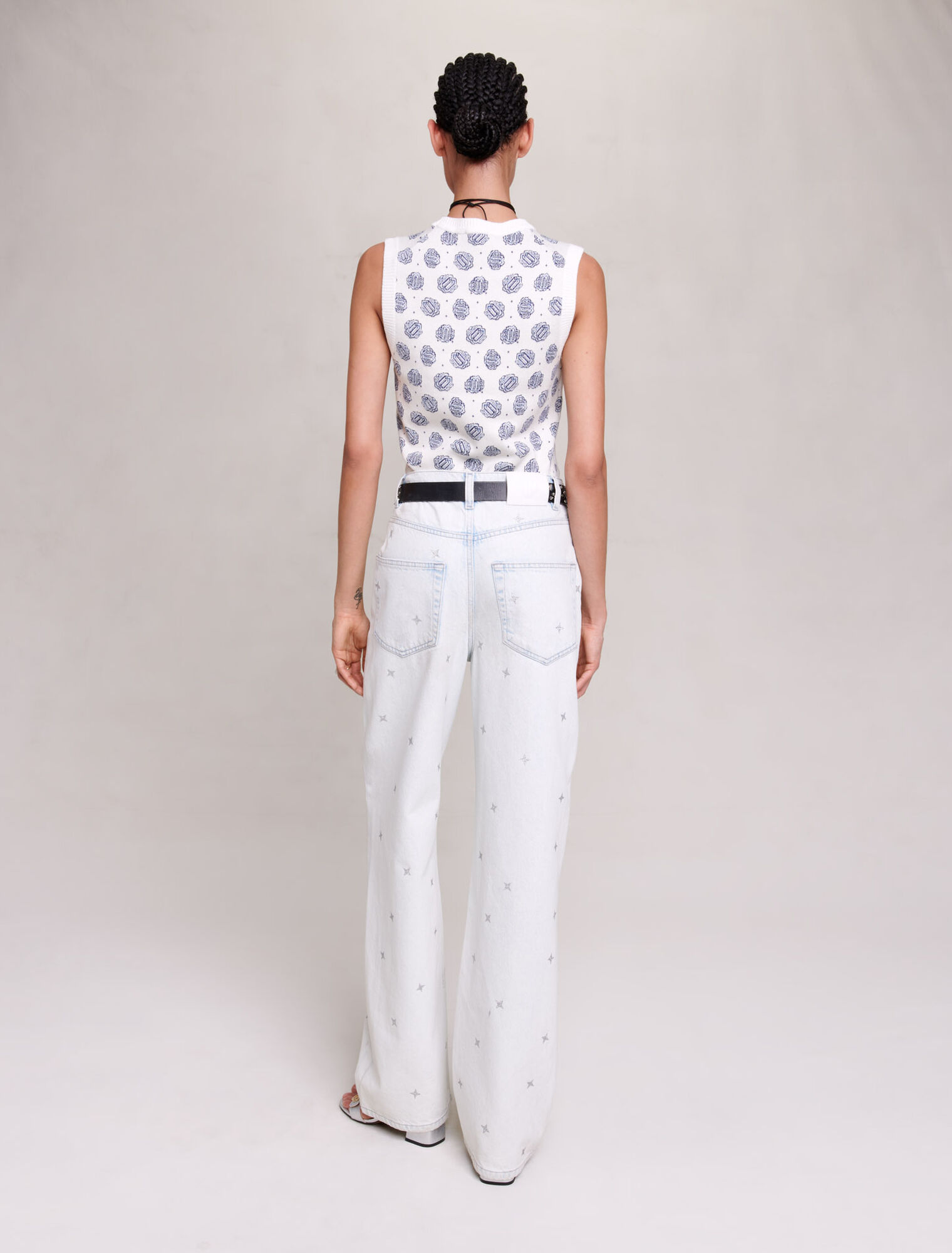 Loose-fitting jeans with rhinestones