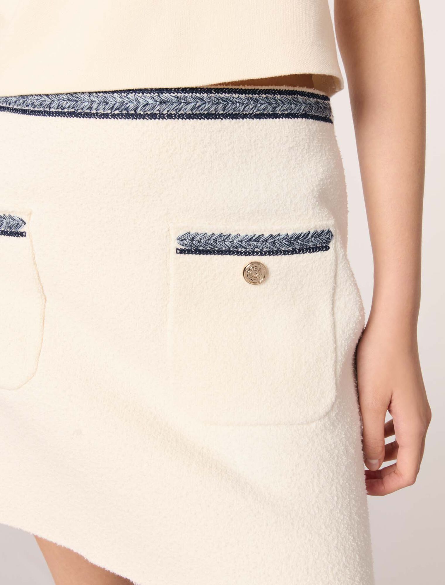 Short skirt with contrasting trim