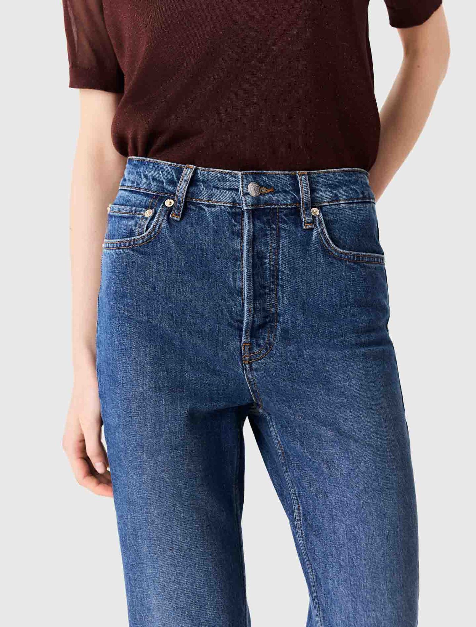 Skinny jeans with brooch