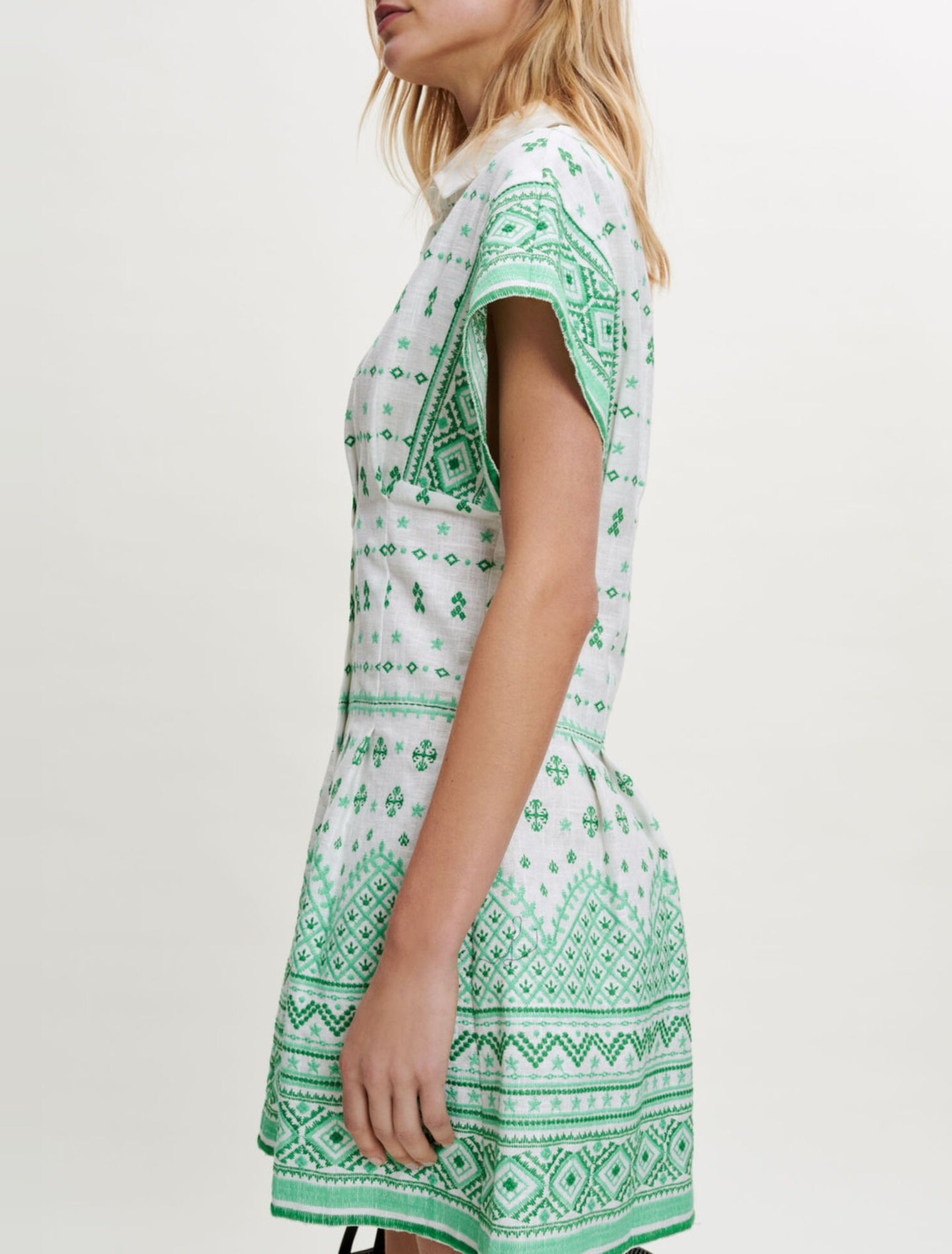 Guipure dress with opening at the waist