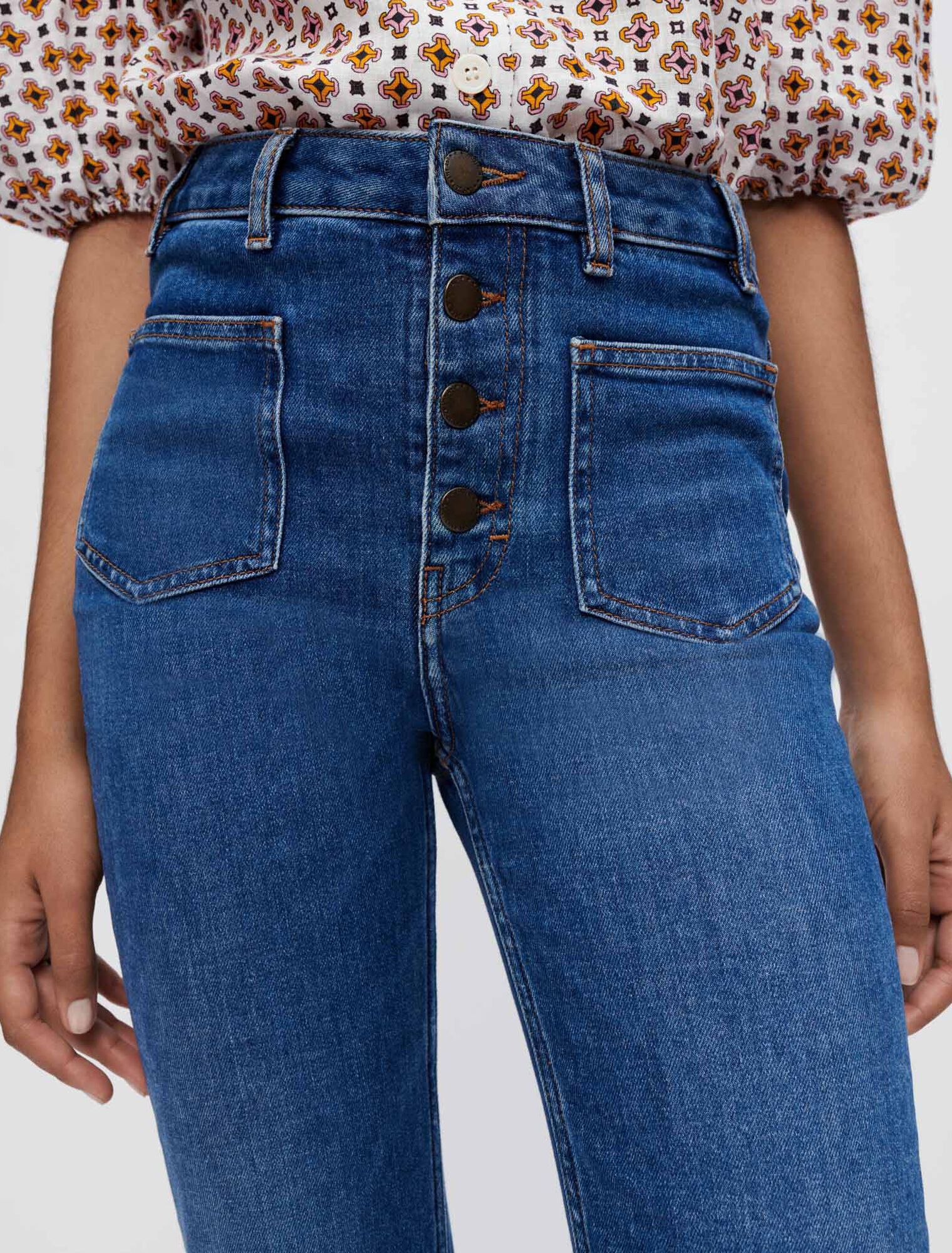 Double-pocket jeans with a slight flare