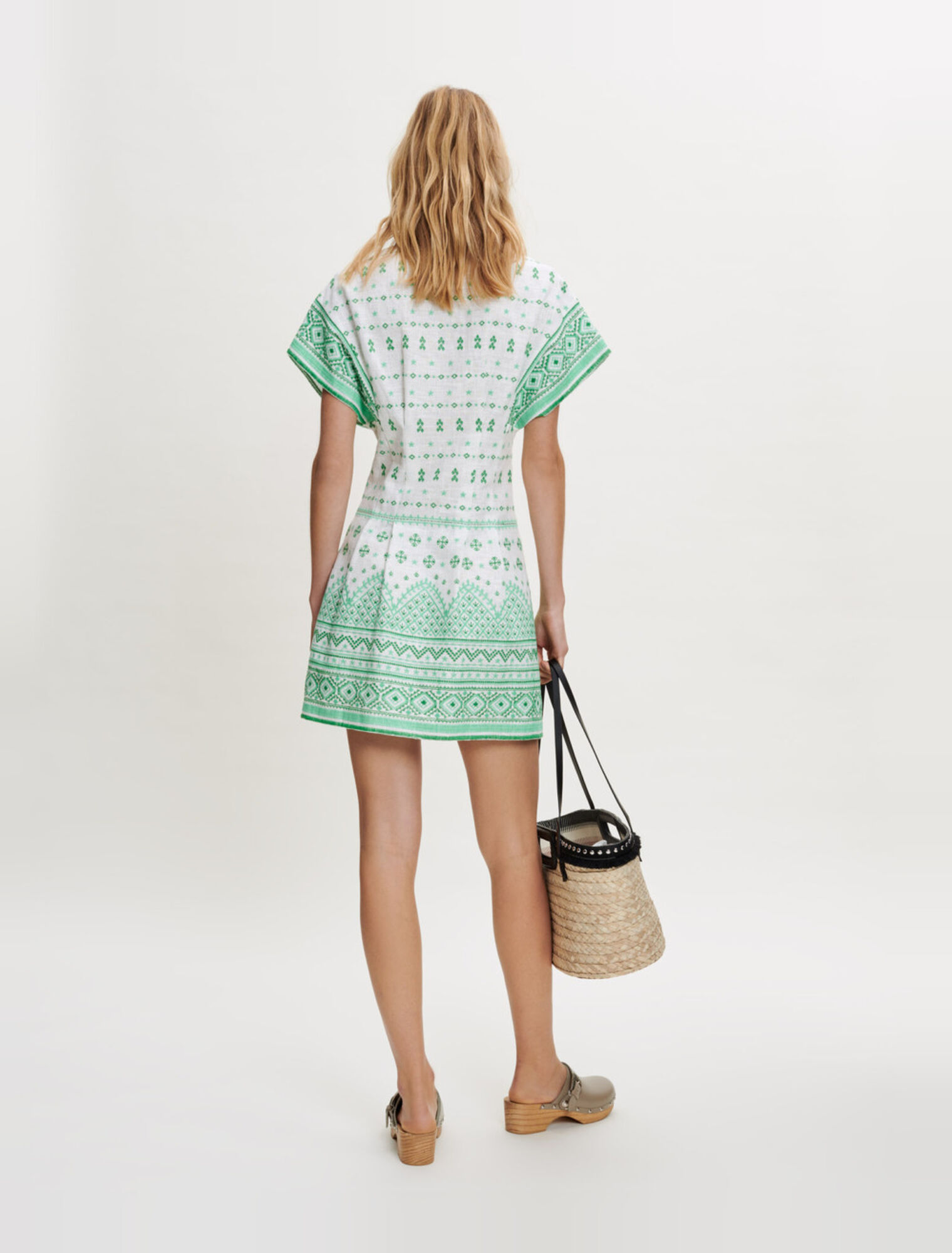 Guipure dress with opening at the waist