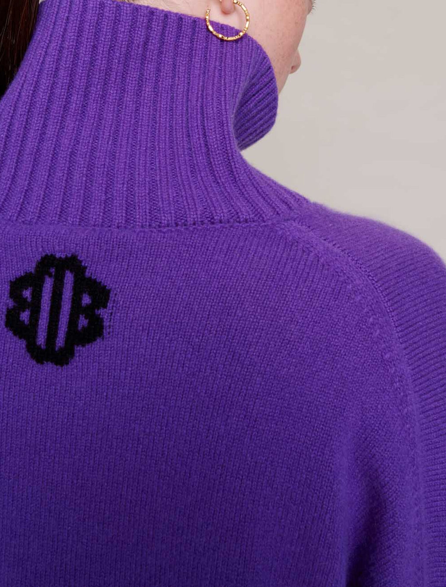 High neck cashmere sweater